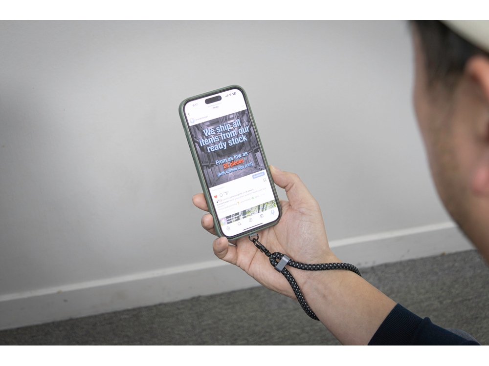 Ремешок-держатель для телефона с зарядным кабелем USB-C - USB-C Lany Wristband Charge Eco, серый