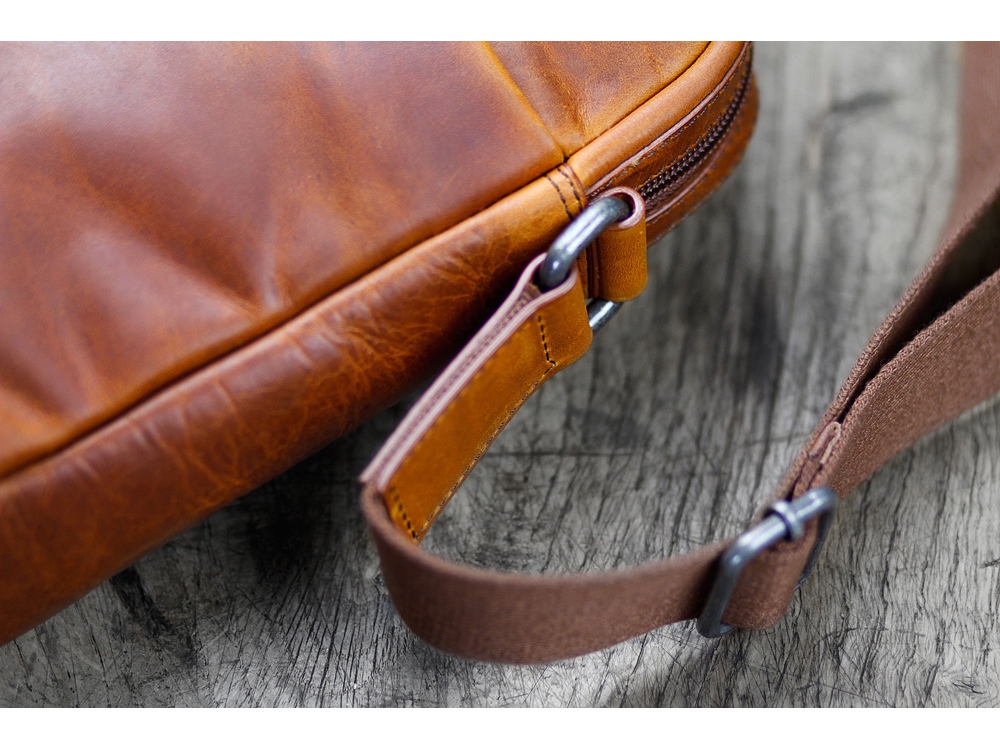 Сумка через плечо KLONDIKE DIGGER Jake, натуральная кожа цвета коньяк, 26 x 22 x 7 см