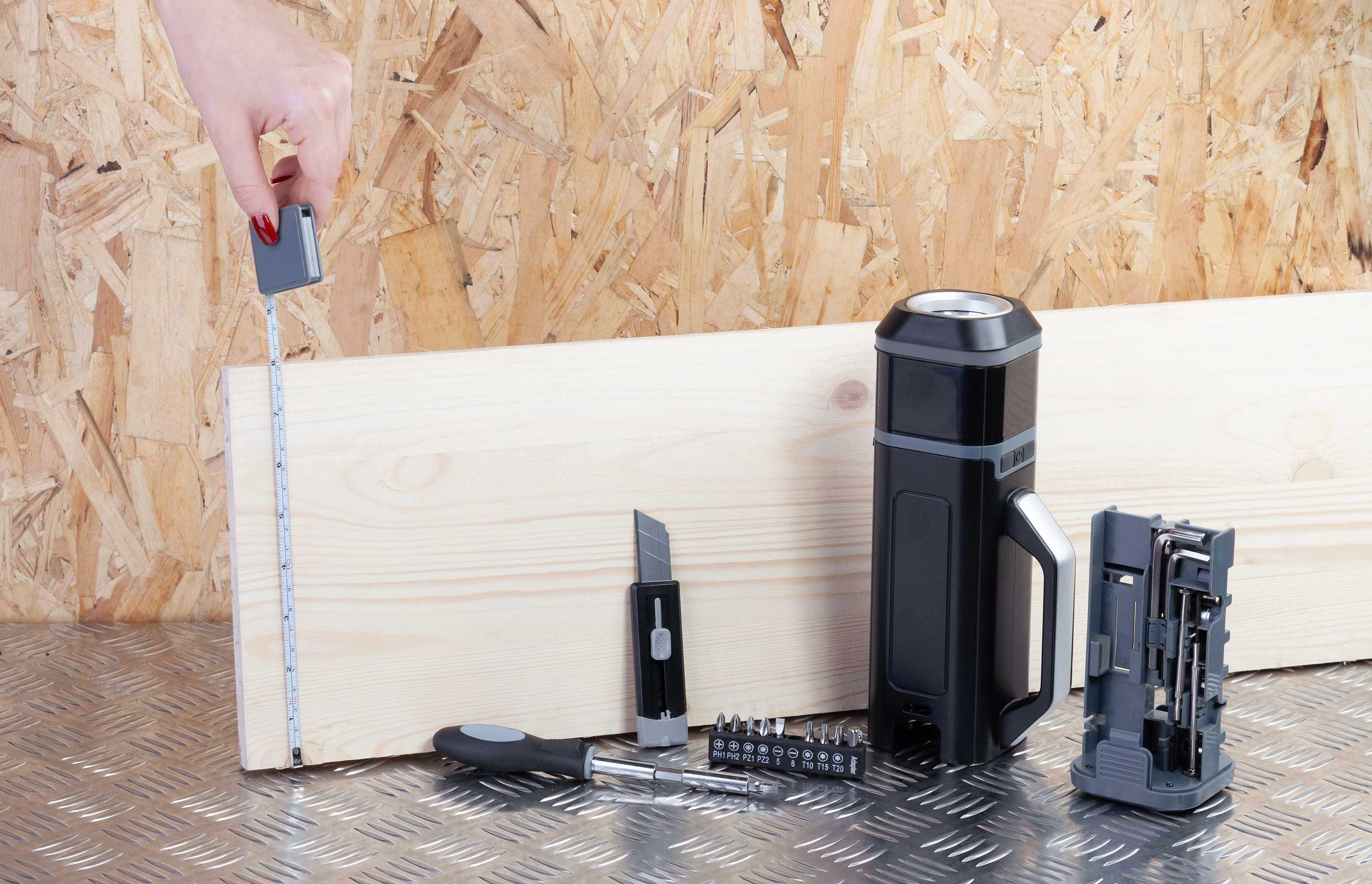 Набор инструментов "Expert" с фонарем, черный с серым