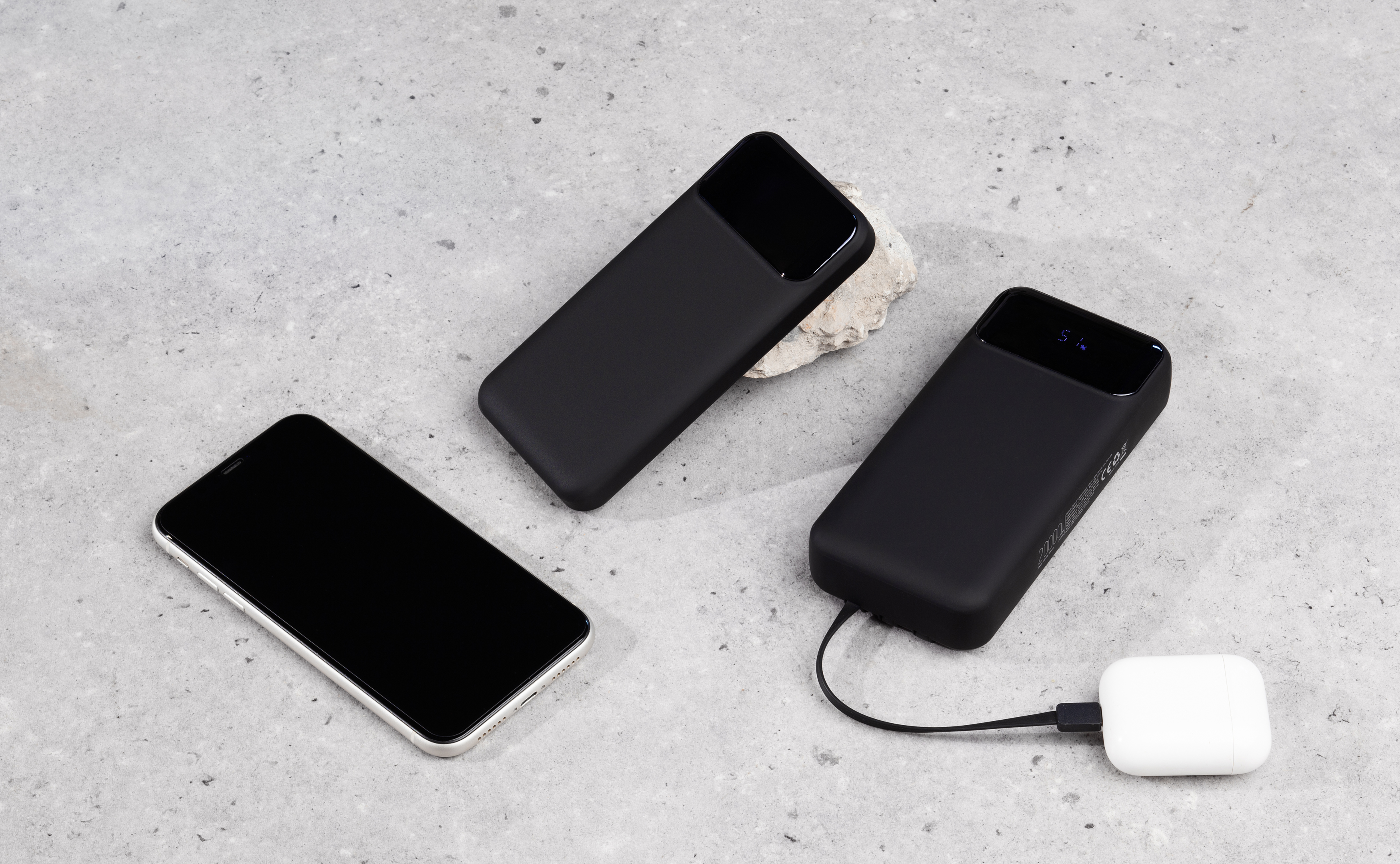 Зарядное (22.5W) устройство "Grade SOFTTOUCH" 10000 mAh с подсветкой логотипа, встроенными кабелями и цифровым индикатором заряда, черный