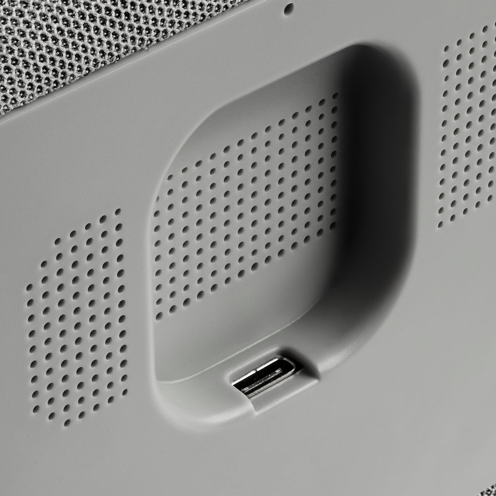 Колонка с часами и беспроводной зарядкой Veske фото на сайте Print Logo.