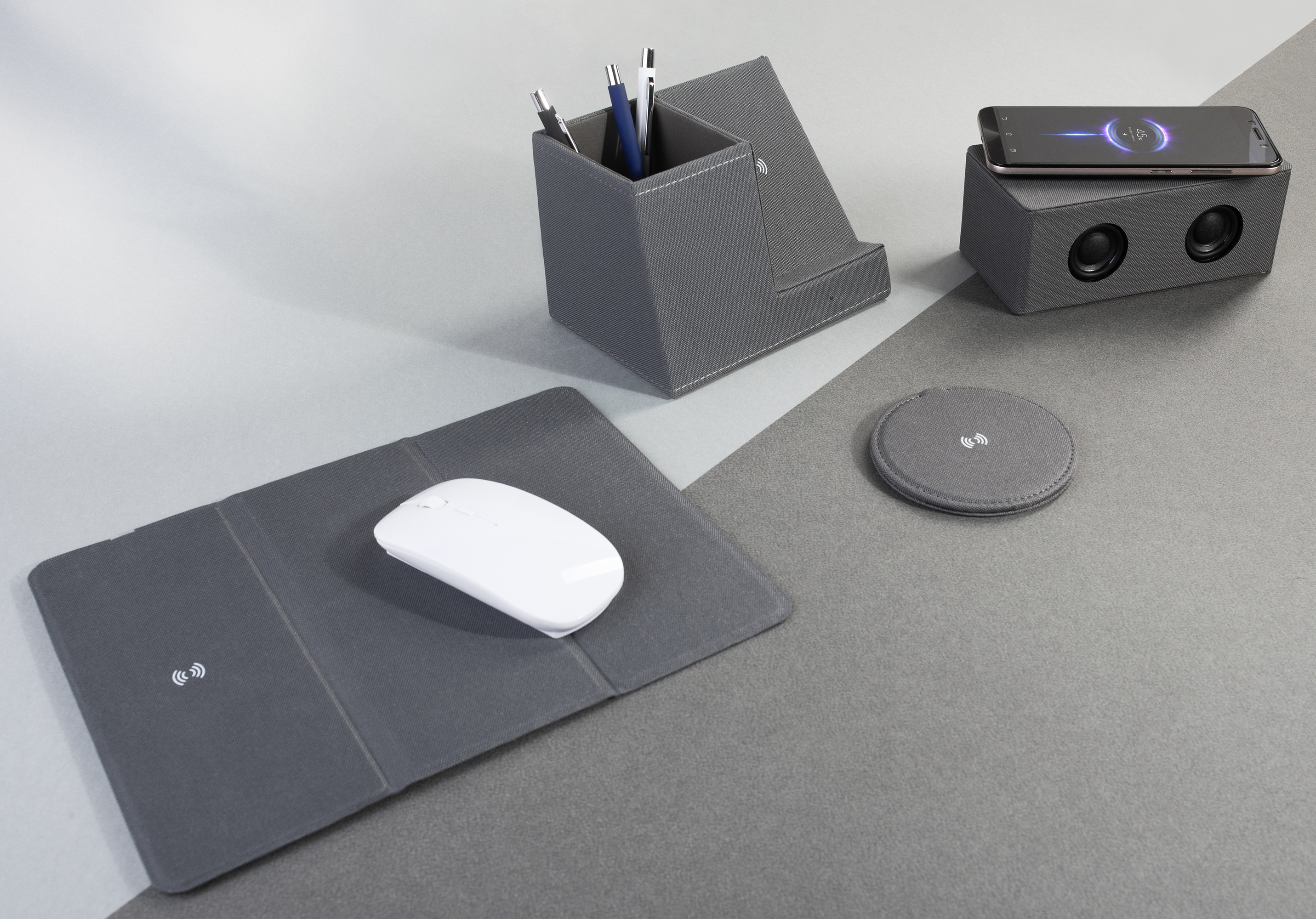 Коврик-трансформер "Cool Gray" с беспроводным зарядным устройством, переработанный пластик (RPET), серый