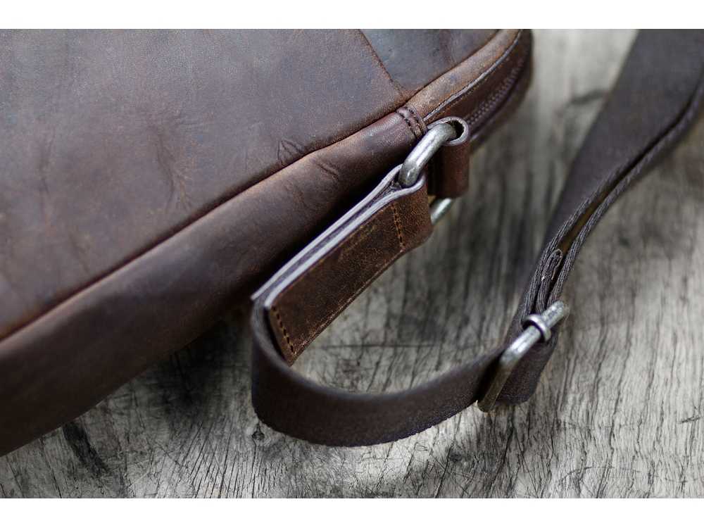 Сумка через плечо KLONDIKE DIGGER Jake, натуральная кожа в темно-коричневом цвете, 26 x 22 x 7 см