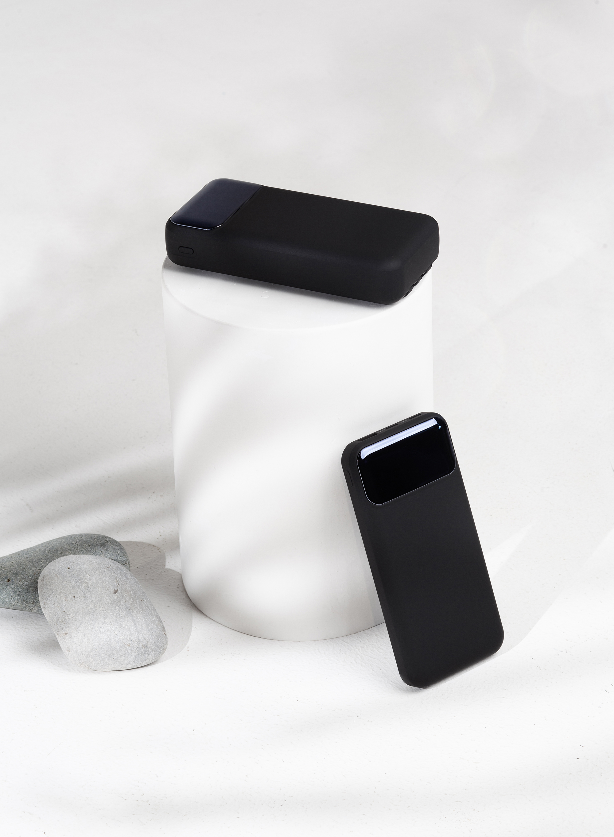 Зарядное (22.5W) устройство "Grade SOFTTOUCH" 10000 mAh с подсветкой логотипа, встроенными кабелями и цифровым индикатором заряда, черный