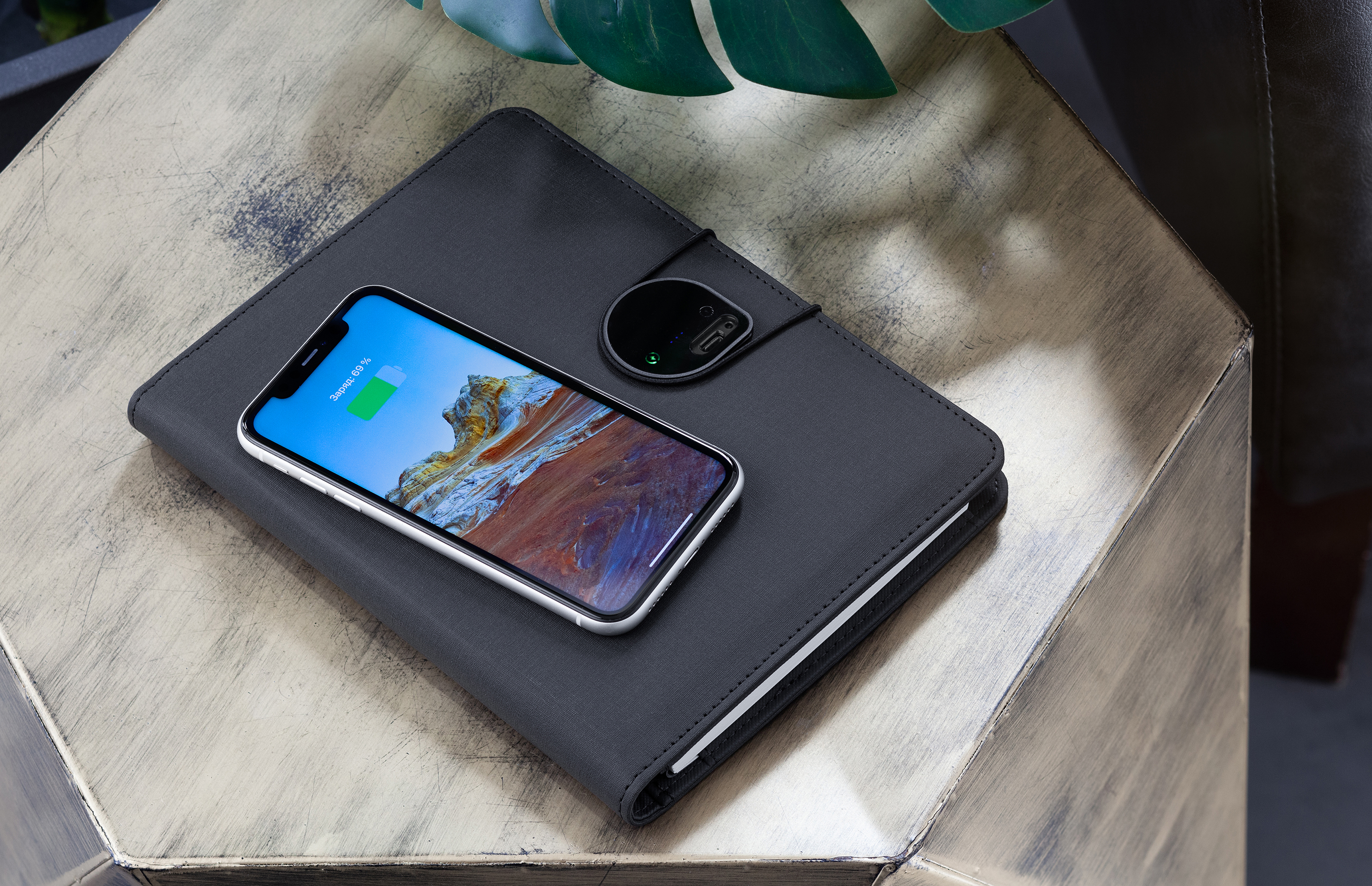 Папка А5 с беспроводным (10W) ЗУ 5000 mAh, с функцией MagSafe, сенсорным дисплеем с подсветкой логотипа и блокнотом, черный