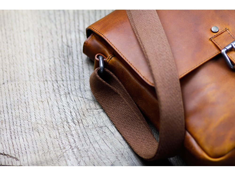 Сумка через плечо KLONDIKE DIGGER Erin, натуральная кожа цвета коньяк, 32 x 28 x 8 см