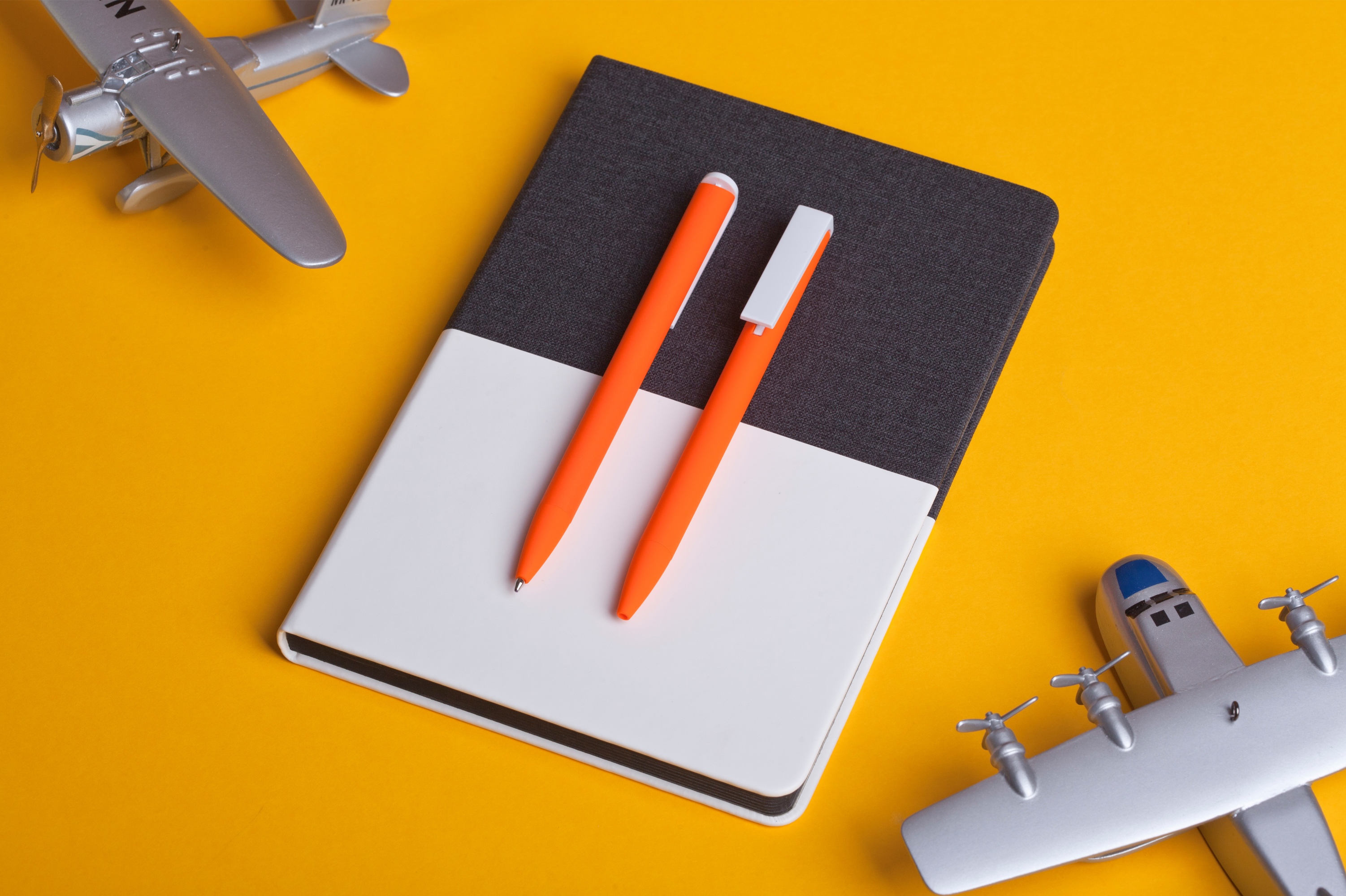 Ручка шариковая "Clive", покрытие soft touch, зеленое яблоко с белым