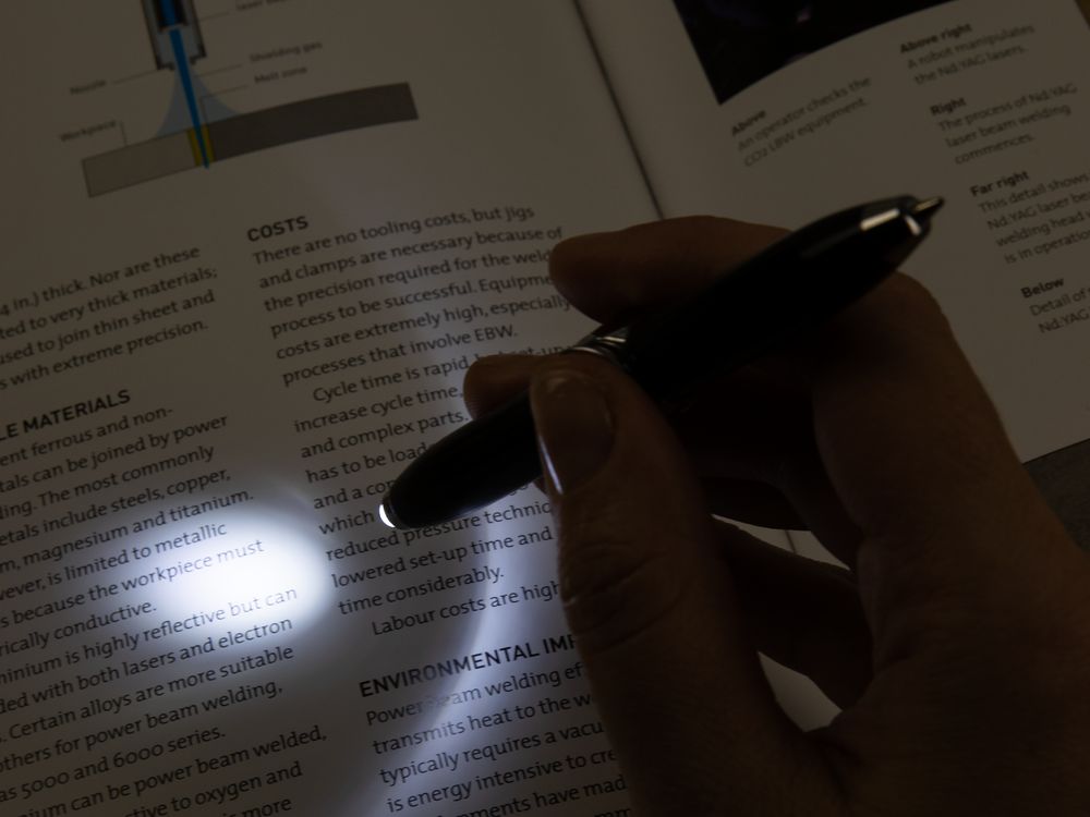 Ручка-спиннер Flipen с фонариком