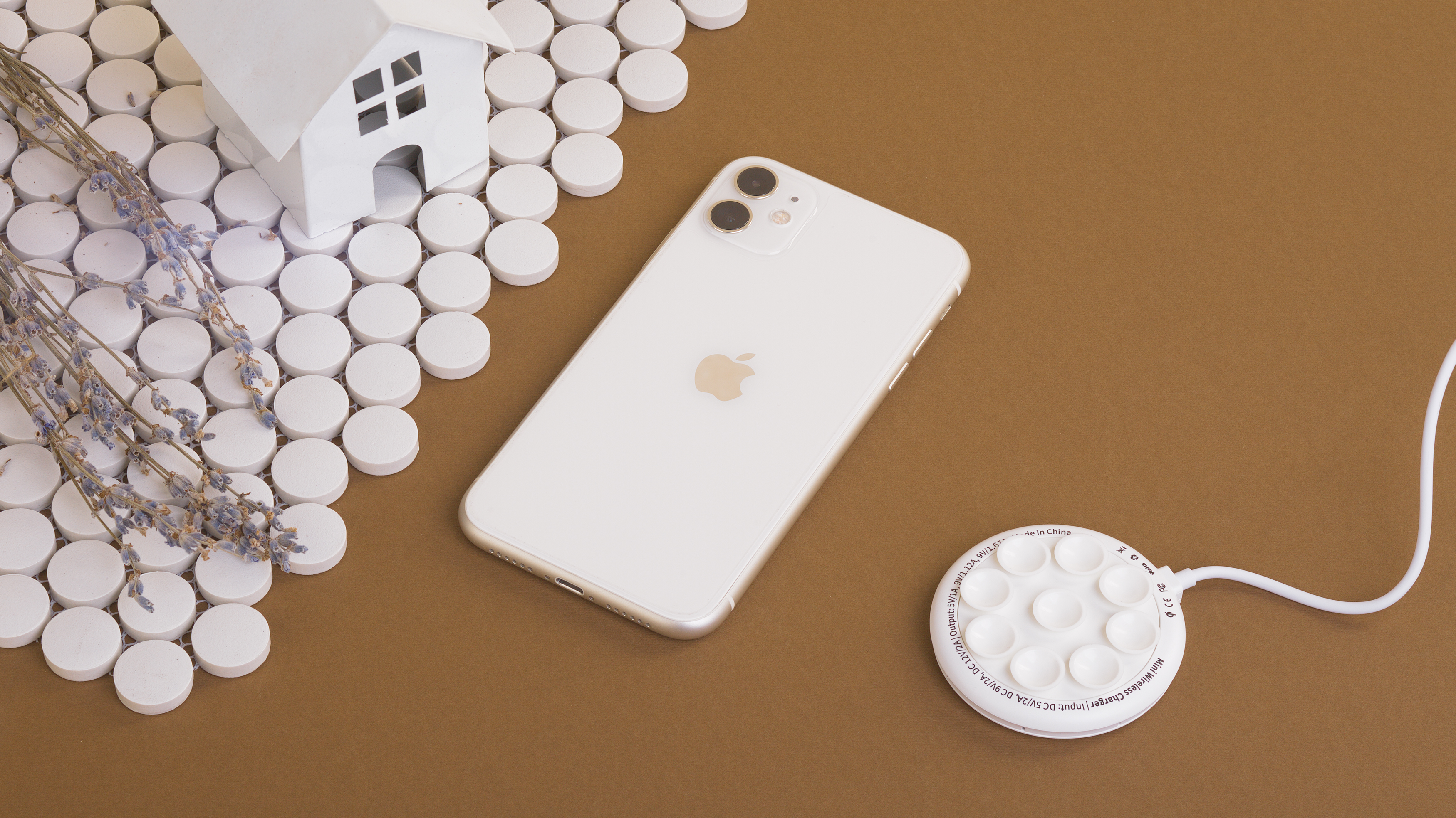 Беспроводное (15W) зарядное устройство "Липкий Бандит" с присосками, белый