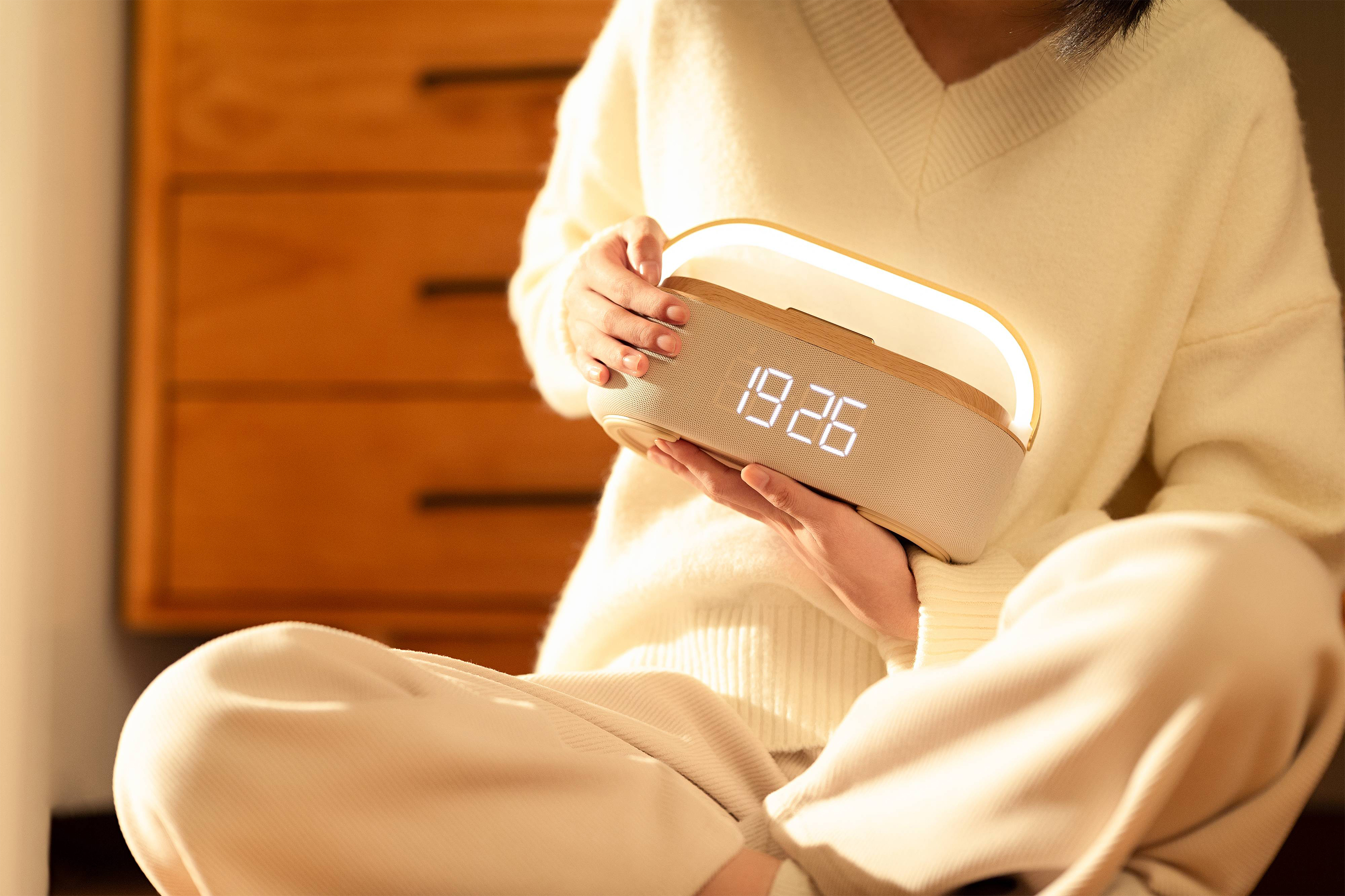 Bluetooth стерео-колонка "Smart Band" 10Вт (2х5Вт) с беспроводным (15W) ЗУ, лампой, часами, FM радио, бежевый