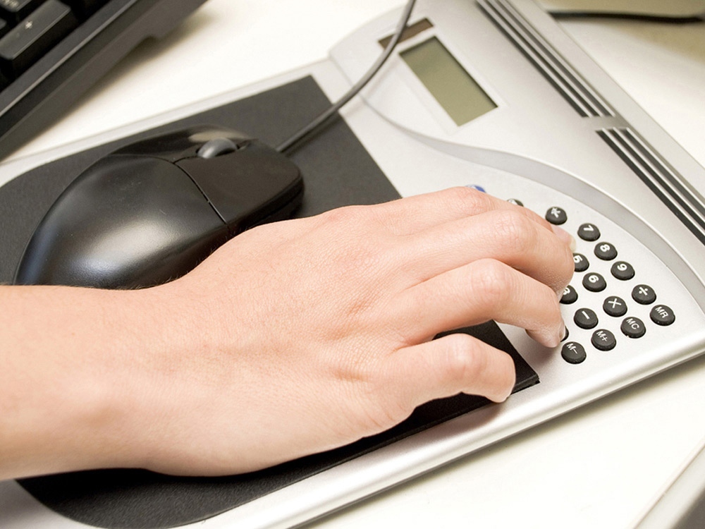 Коврик для компьютерной мыши с калькулятором и подставкой под мини-диски и визитки