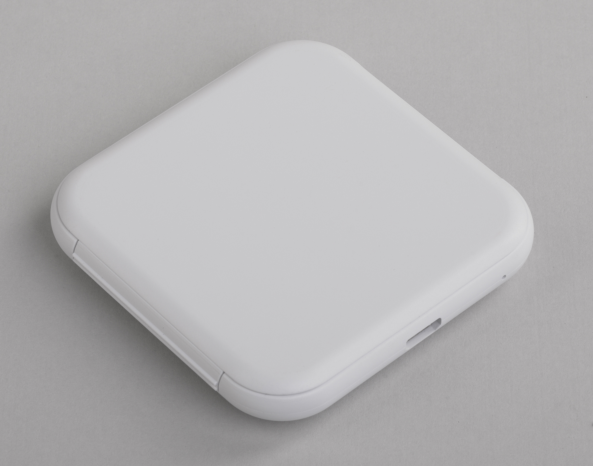 Настольное беспроводное зарядное устройство-подставка "Satellite" фото на сайте Print Logo.