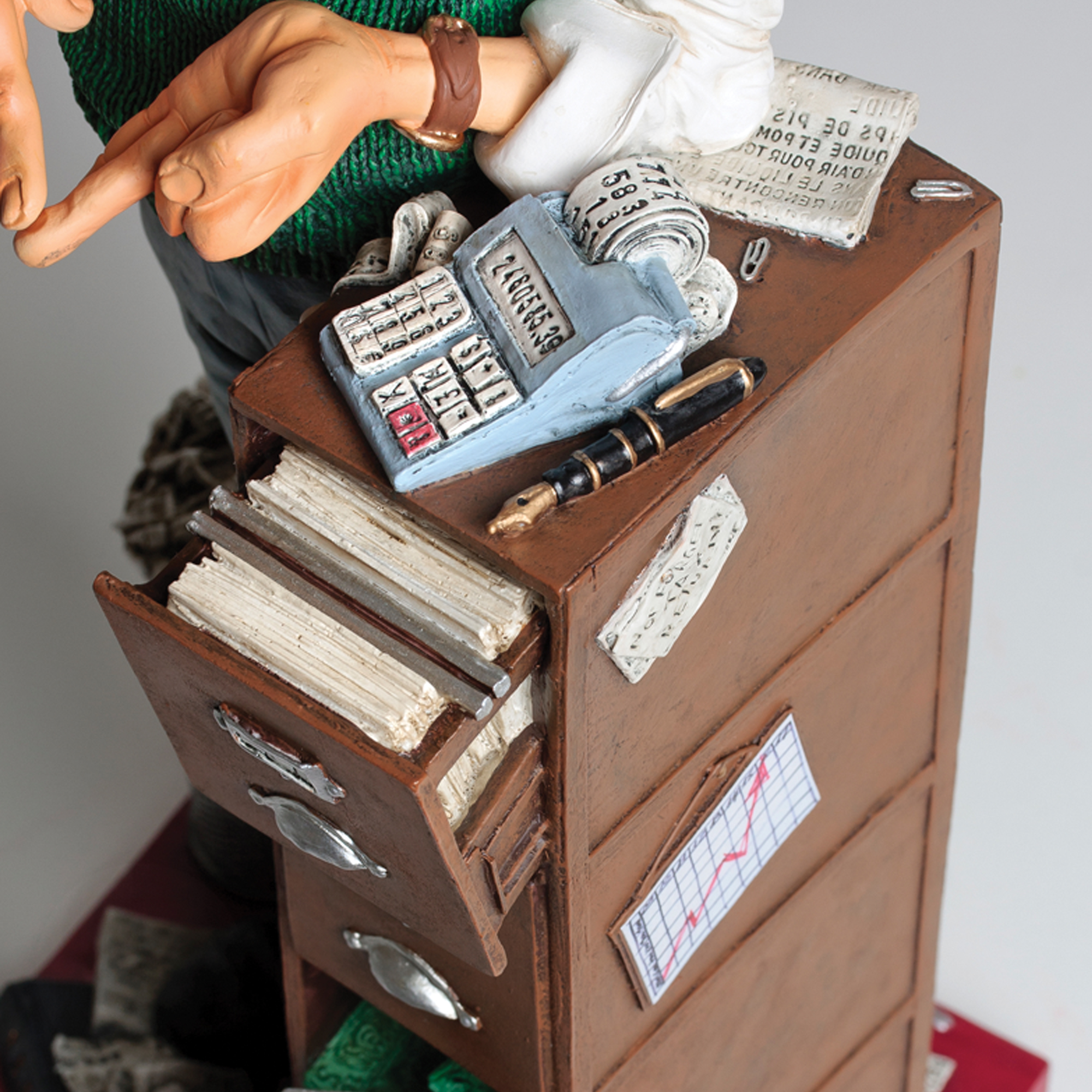 Скульптура "Бухгалтер" — пример нанесения логотипа () | Print Logo