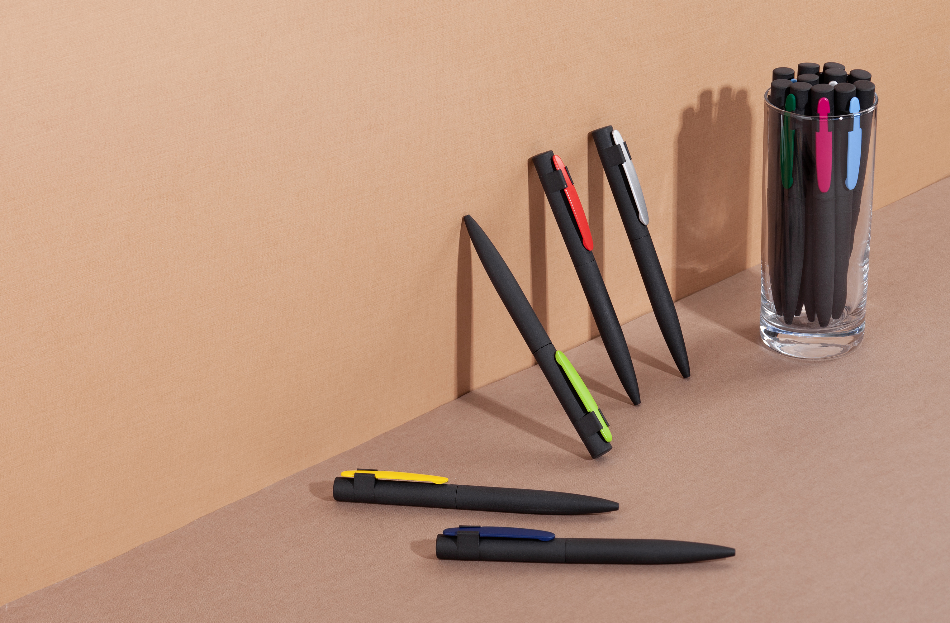 Ручка шариковая "Lip SOFTGRIP", черный с фуксией