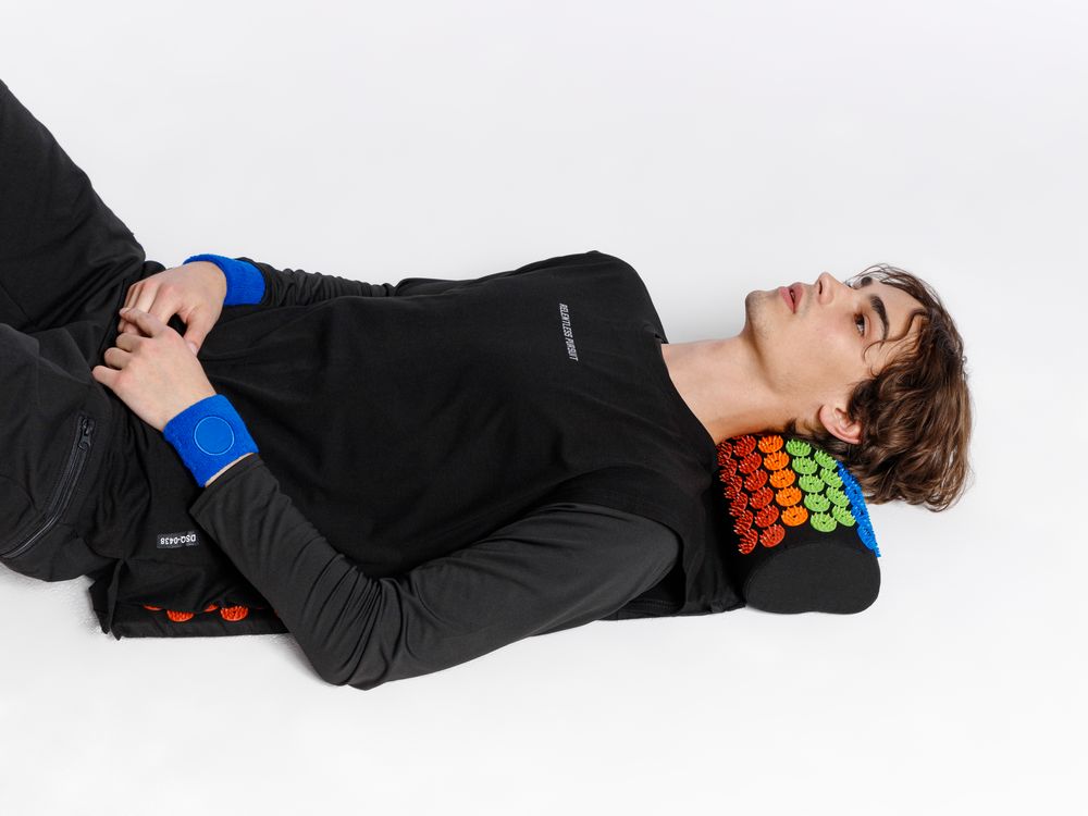 Массажный акупунктурный коврик с валиком Iglu