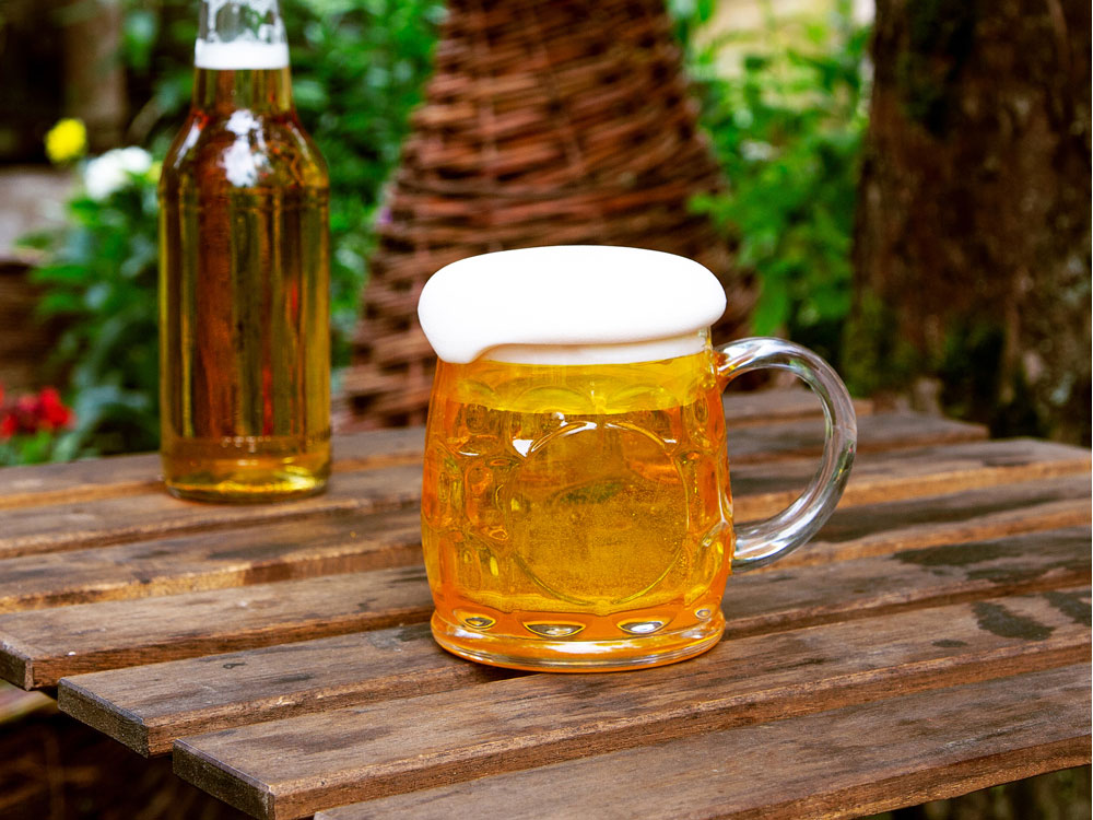 Кружка для пива с крышкой в виде пены