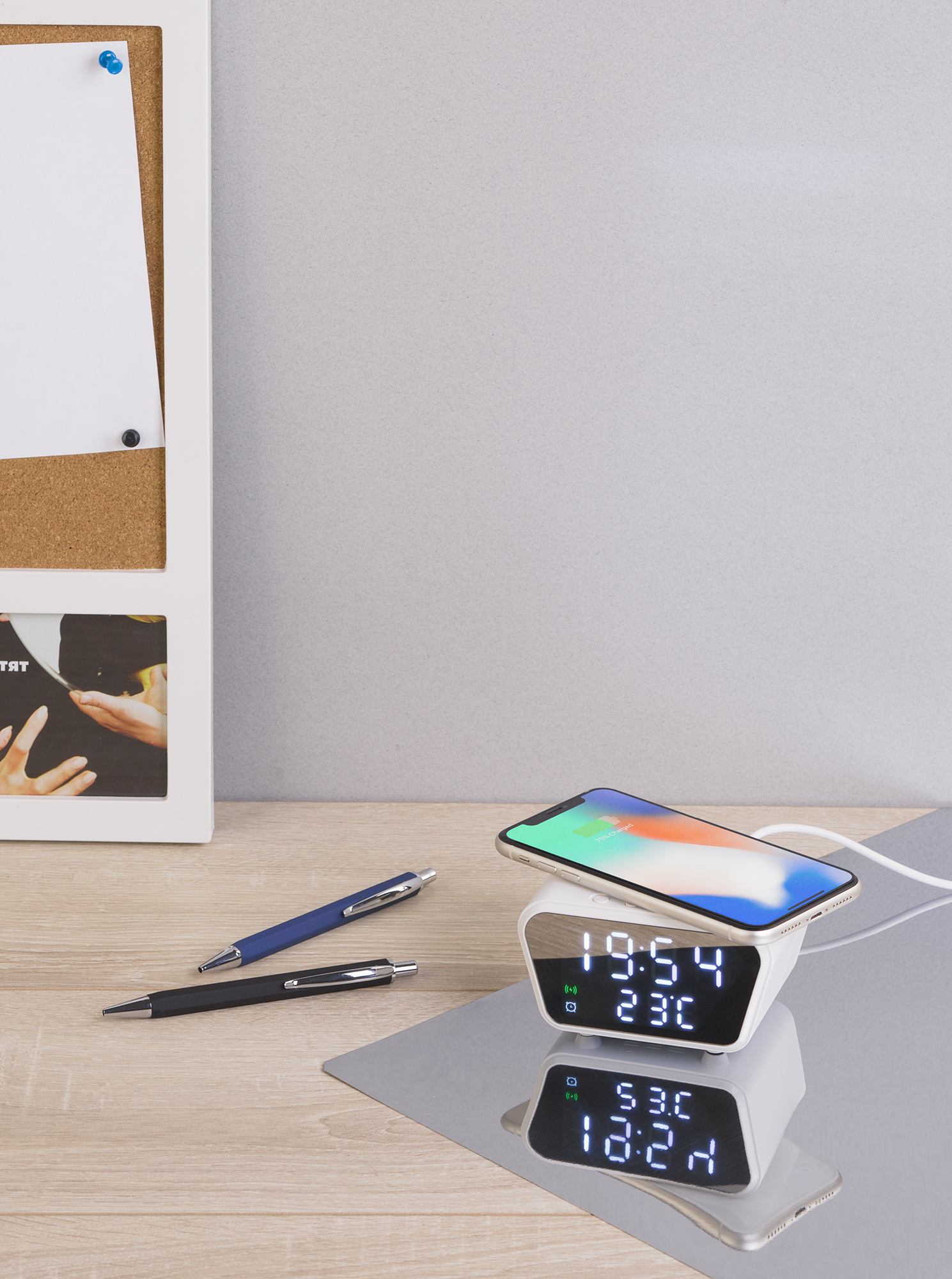 Настольные часы "Smart Clock" с беспроводным (15W) зарядным устройством, будильником и термометром фото на сайте Print Logo.