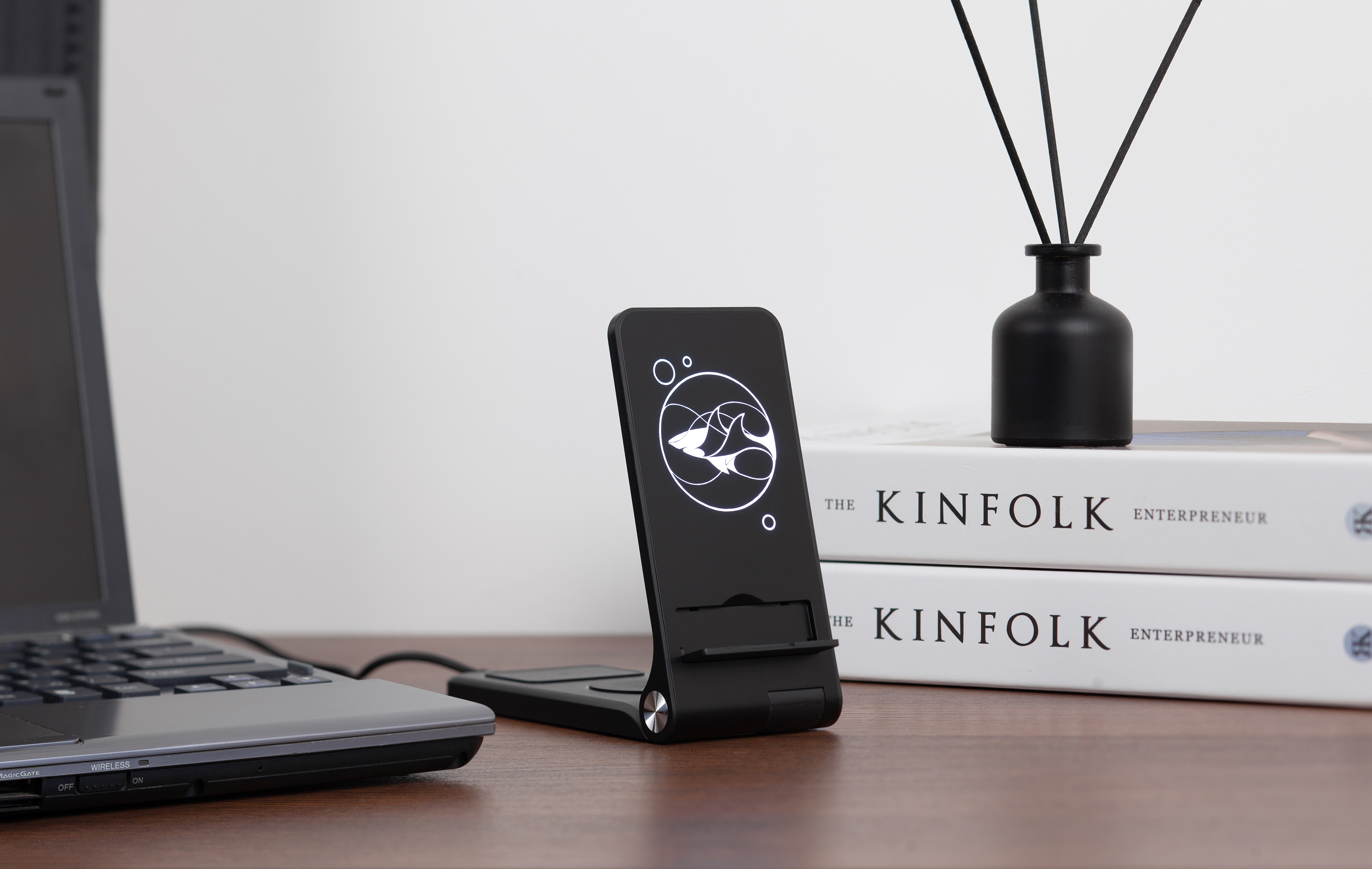 Складная беспроводная (15W) зарядная станция "Clap" с подсветкой логотипа и подставкой для смартфона, черный