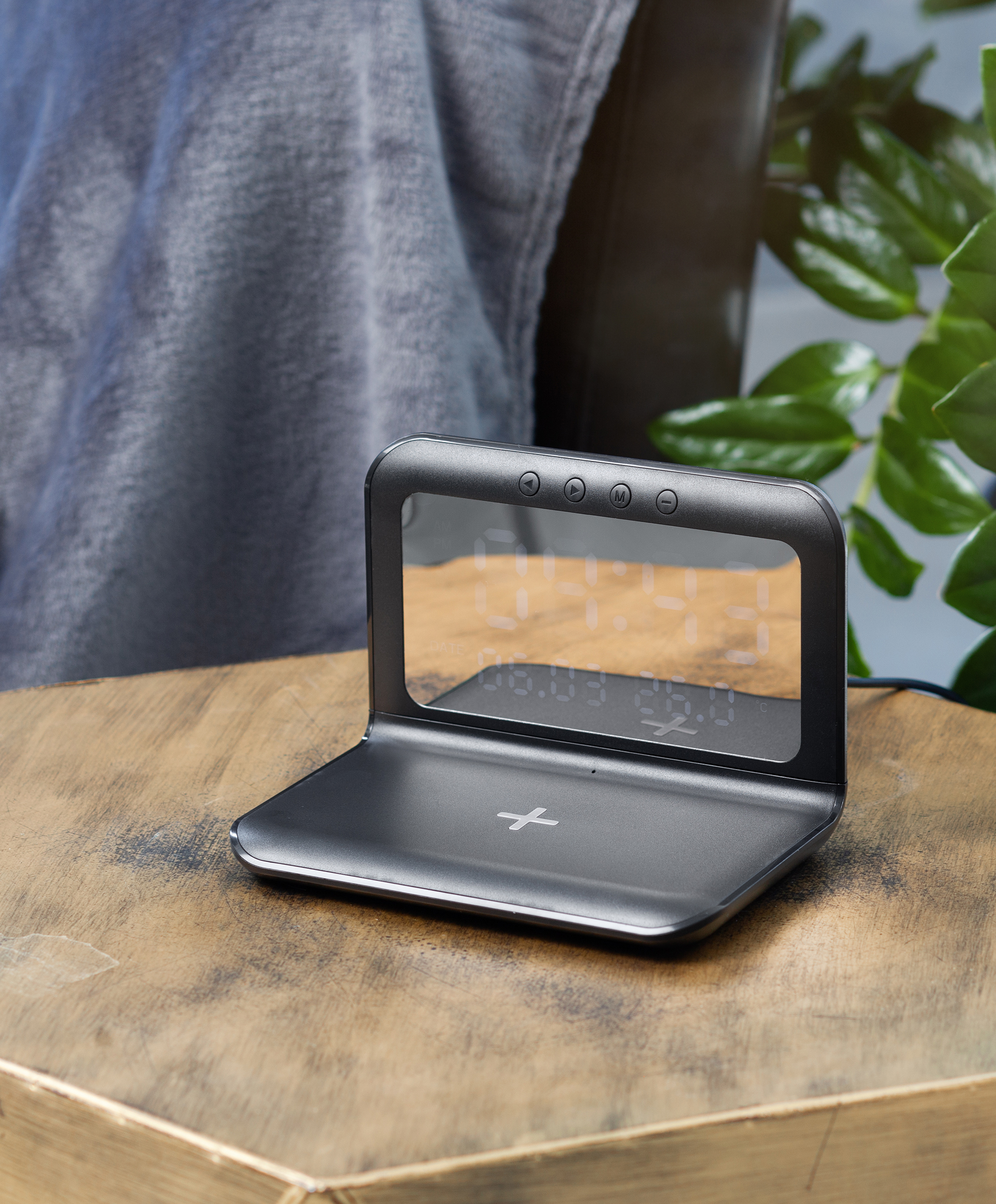 Настольные часы "Smart Time" с беспроводным (15W) зарядным устройством, будильником и термометром, со съёмным дисплеем, черный