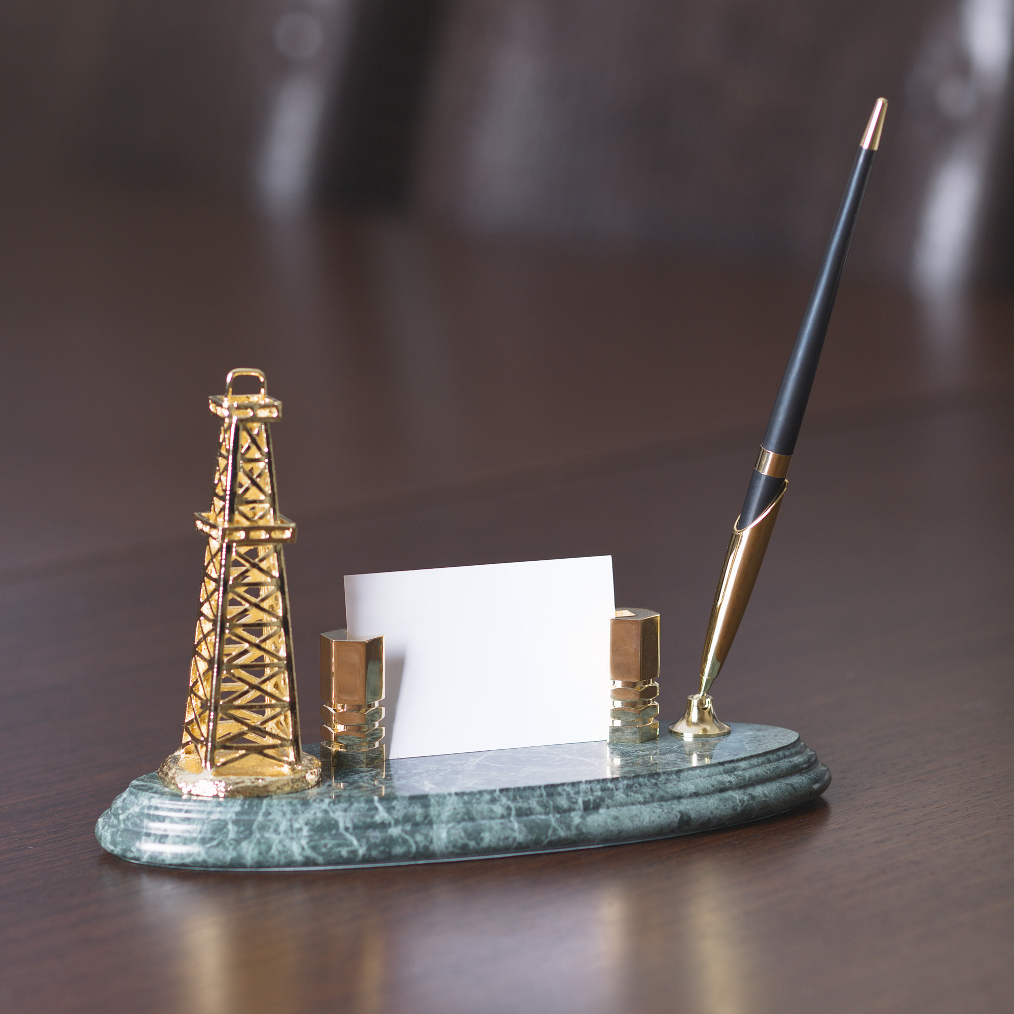 Подставка под визитки "Нефтяная вышка" с ручкой фото на сайте Print Logo.