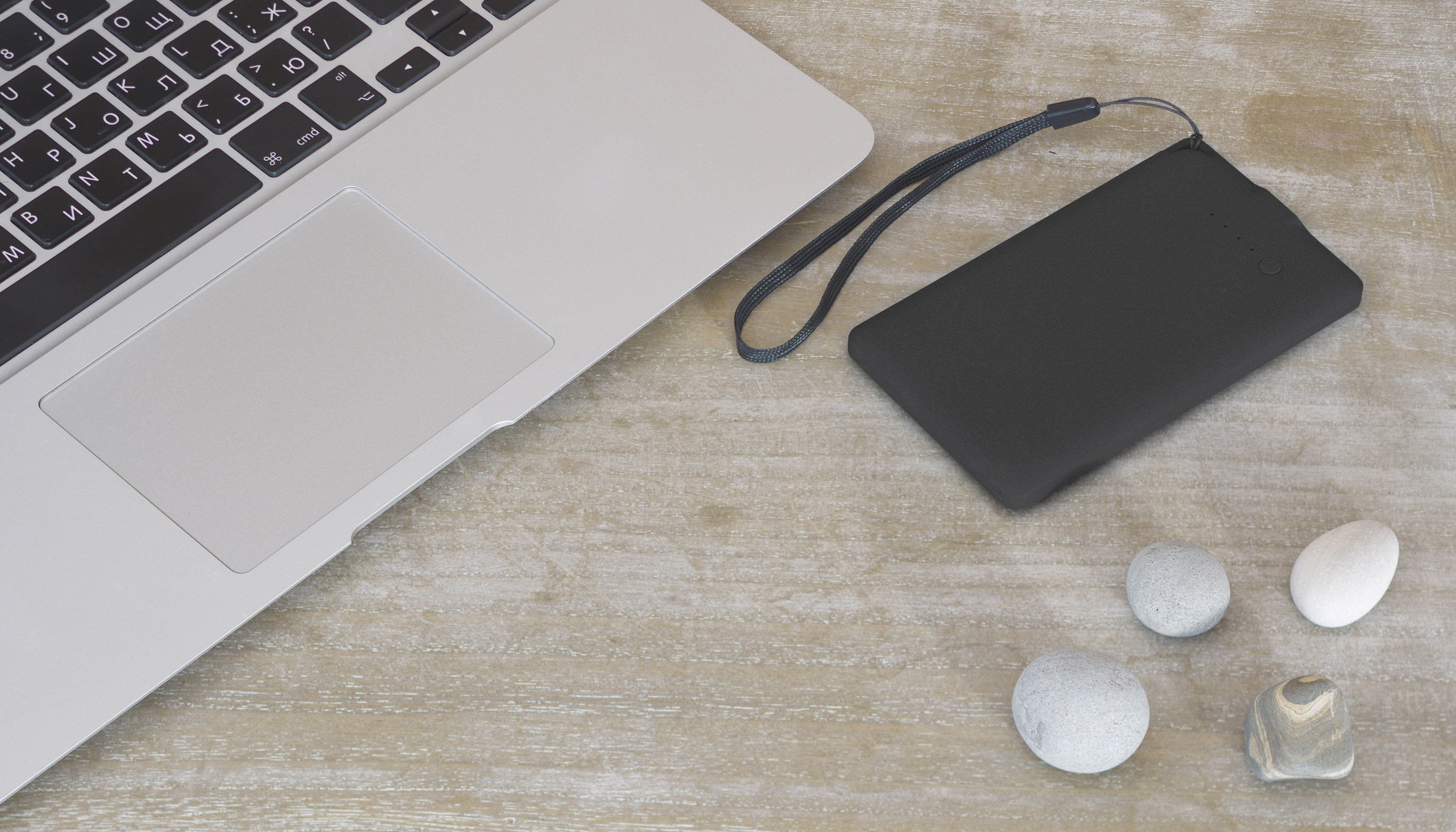 Зарядное устройство "Камень" с покрытием soft grip, 4000 mAh в подарочной коробке, черный #, черный