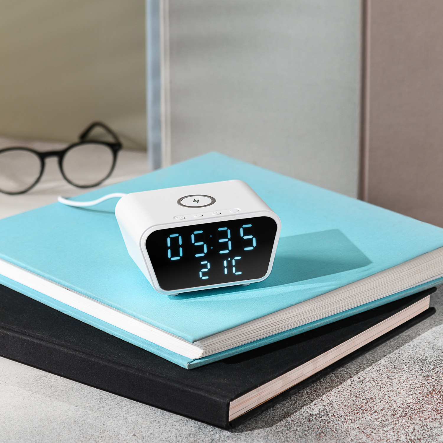 Настольные часы 5в1 с беспроводной зарядкой 15W Tempo фото на сайте Print Logo.