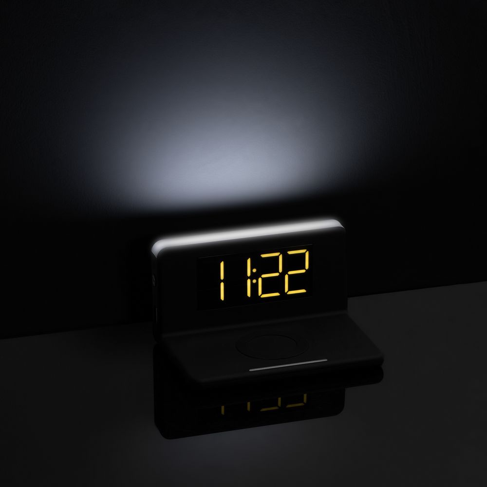 Часы настольные с беспроводным зарядным устройством Pitstop фото на сайте Print Logo.