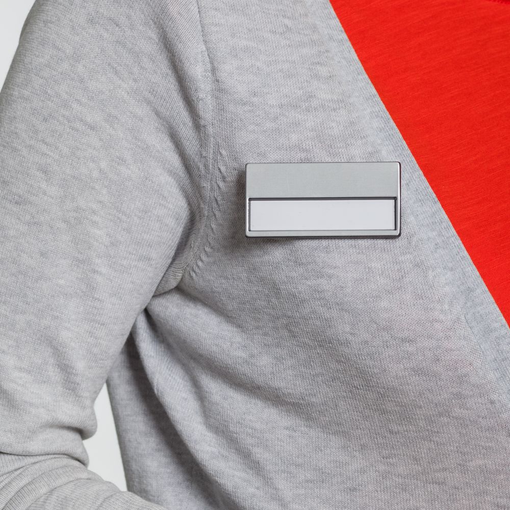 Магнитный бейдж Me Silver — пример нанесения логотипа (сделано в России) | Print Logo