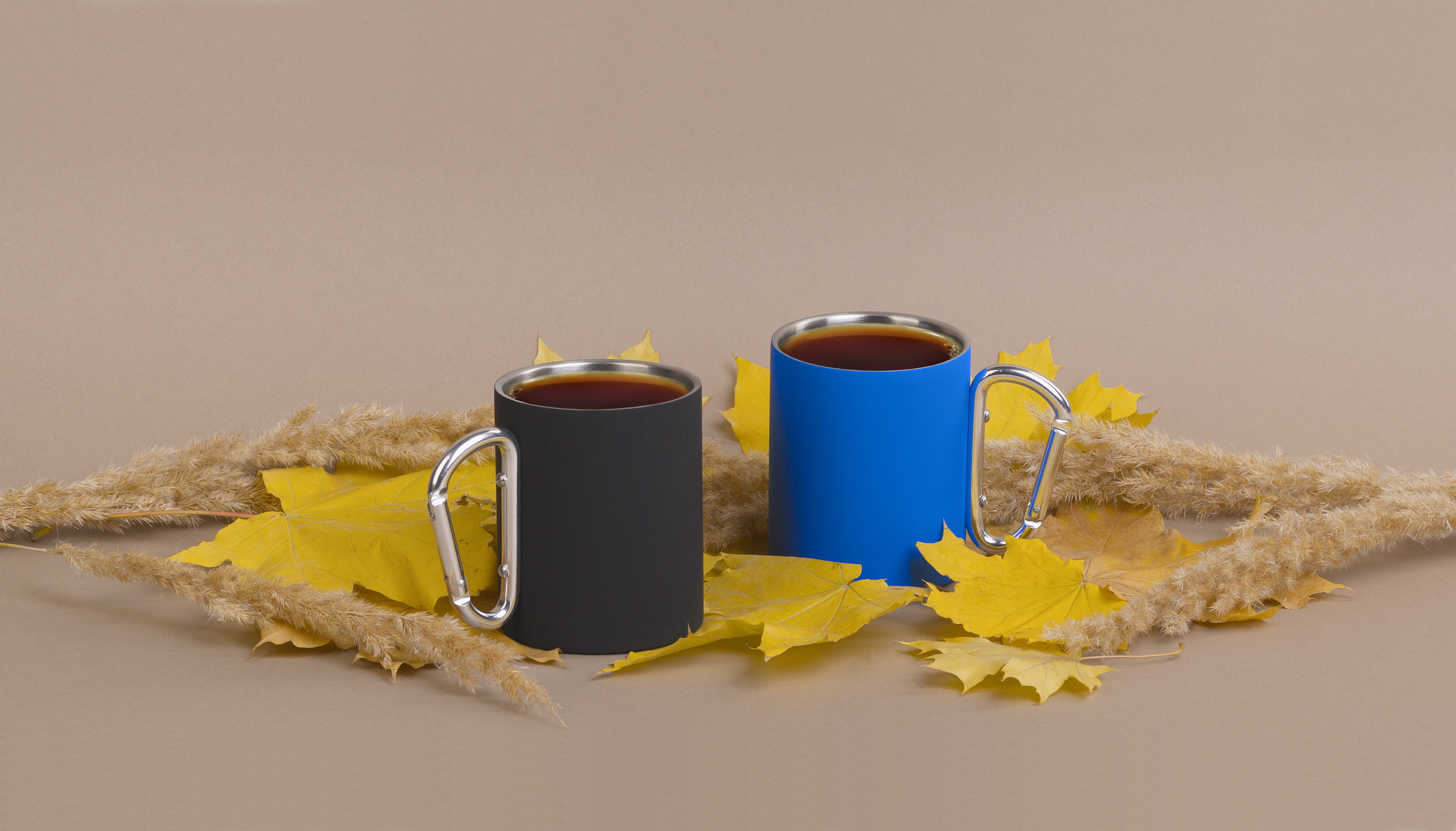 Кружка с карабином "Юта" 300 мл, покрытие soft touch, черный