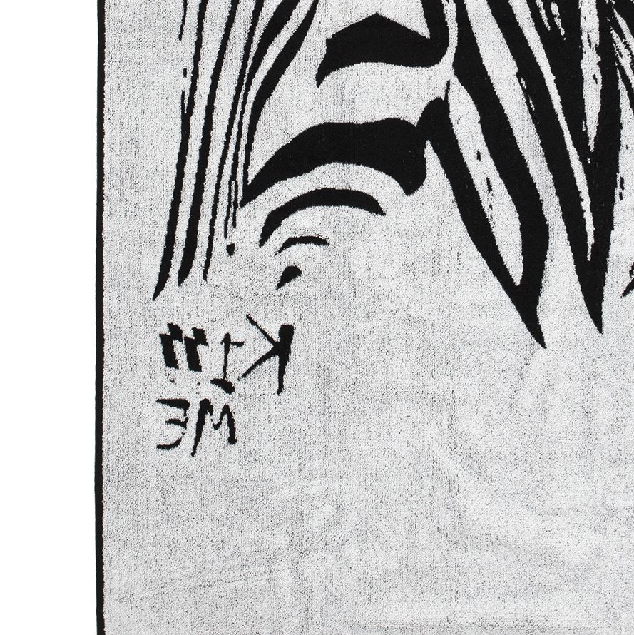 Полотенце «Арт-рокстар. Kiss Me» — пример нанесения логотипа (Принтэссенция) | Print Logo