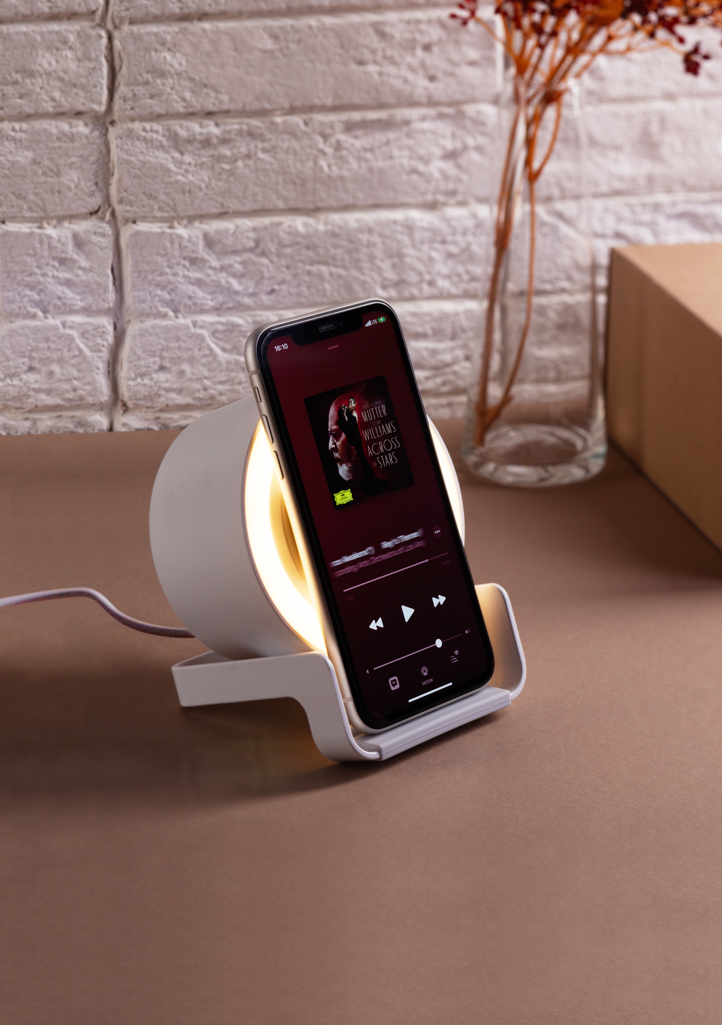 Bluetooth колонка-подставка "Smart Sound" с беспроводным (10W) зарядным устройством и лампой фото на сайте Print Logo.