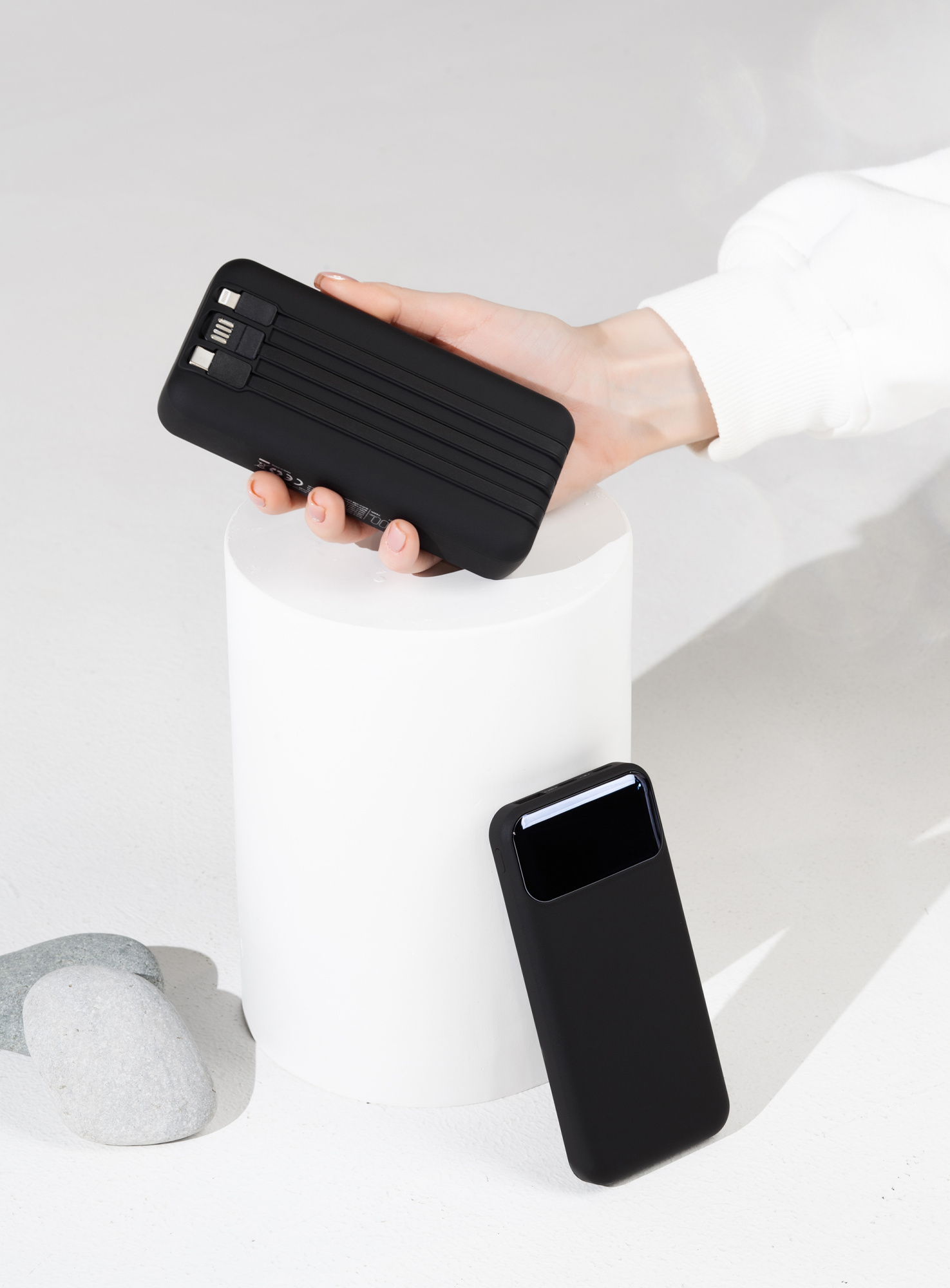 Зарядное (22.5W) устройство "Grade SOFTTOUCH" 10000 mAh с подсветкой логотипа, встроенными кабелями и цифровым индикатором заряда фото на сайте Print Logo.