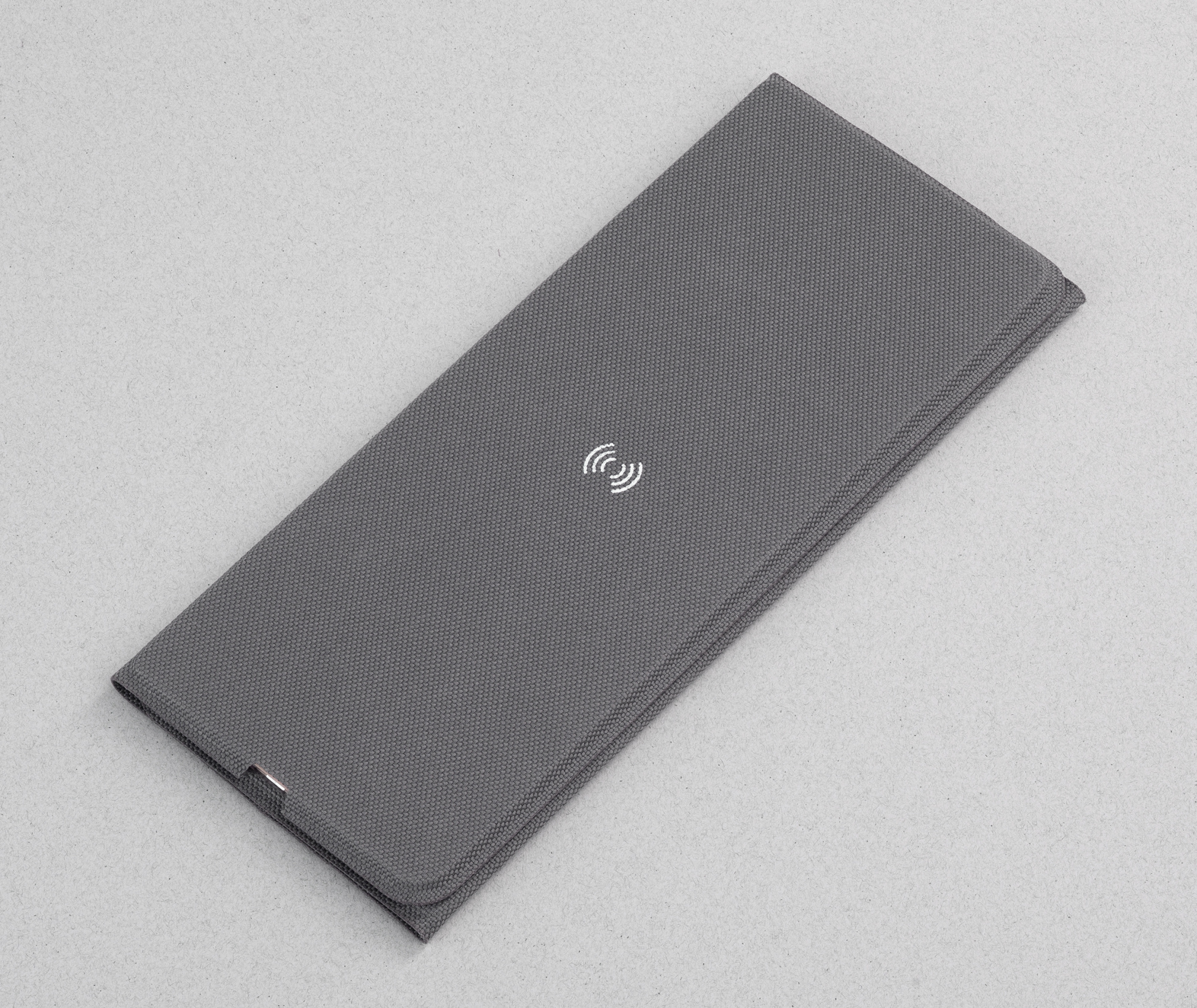 Коврик-трансформер "Cool Gray" с беспроводным зарядным устройством, переработанный пластик (RPET) фото на сайте Print Logo.