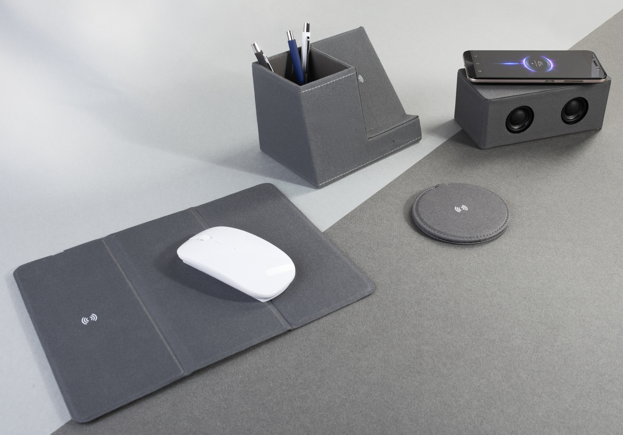 Настольное беспроводное зарядное устройство "Cool Gray", переработанный пластик (RPET) фото на сайте Print Logo.