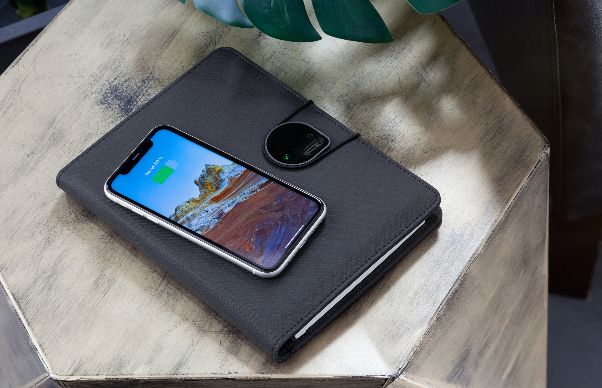 Папка А5 с беспроводным (10W) ЗУ 5000 mAh, с функцией MagSafe, сенсорным дисплеем с подсветкой логотипа и блокнотом фото на сайте Print Logo.