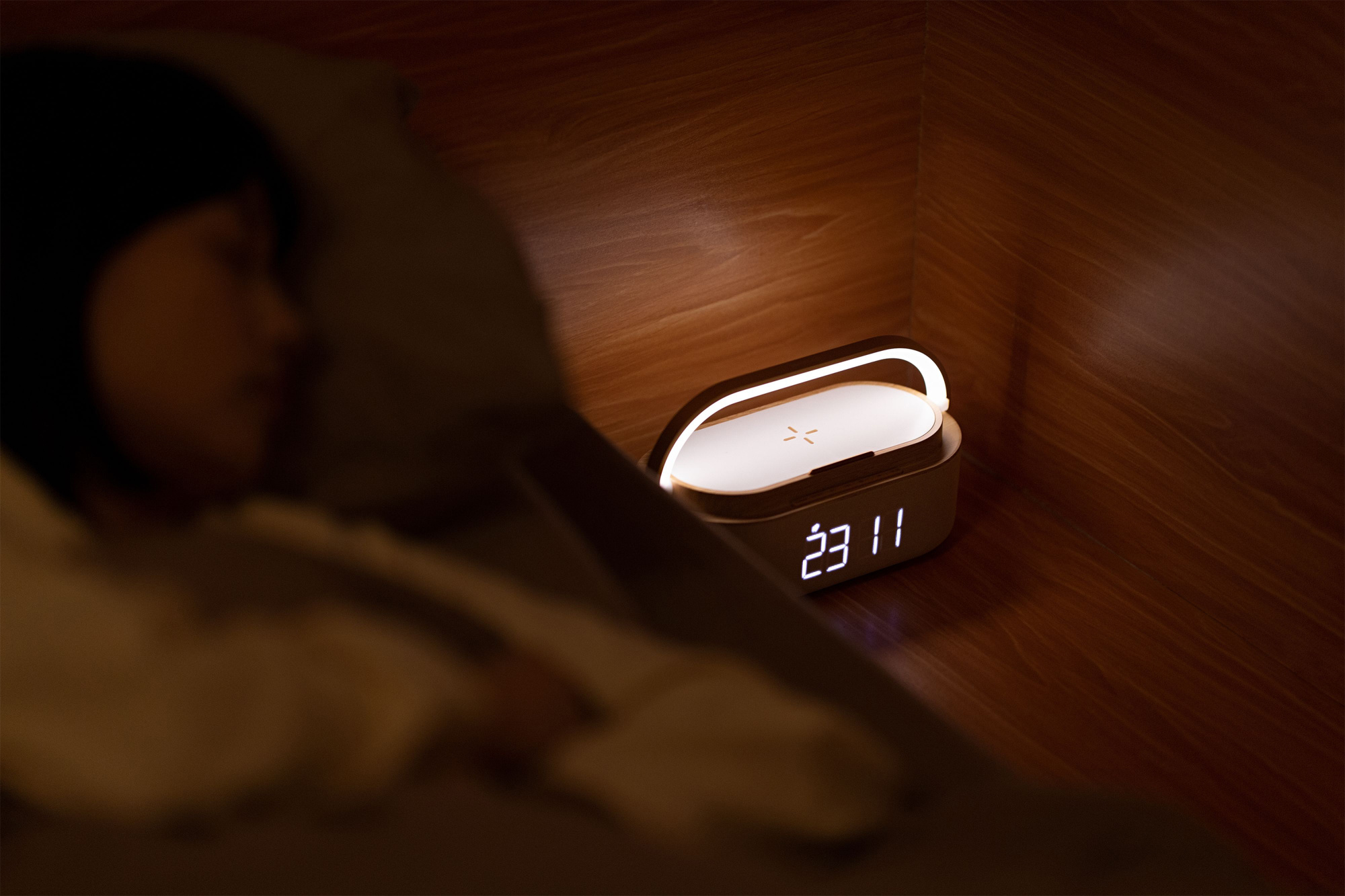 Bluetooth стерео-колонка "Smart Band" 10Вт (2х5Вт) с беспроводным (15W) ЗУ, лампой, часами, FM радио фото на сайте Print Logo.