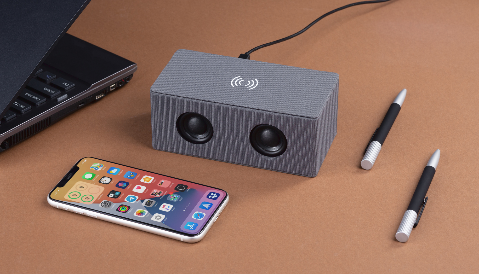 Bluetooth колонка "Cool Gray" с двумя динамиками (2х3Вт) и беспроводным зарядным устройством, переработанный пластик (RPET) фото на сайте Print Logo.