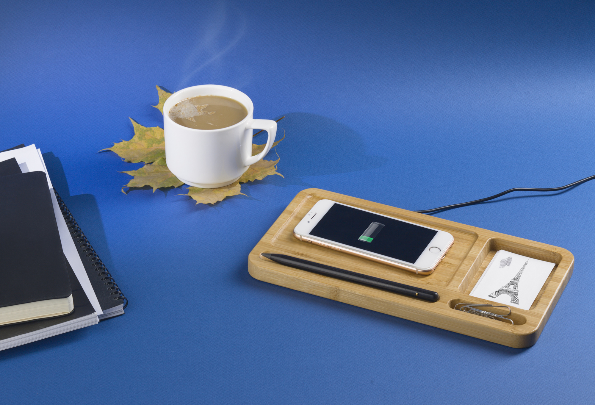 Настольный органайзер "Woodstock" с беспроводным зарядным устройством, бамбук фото на сайте Print Logo.