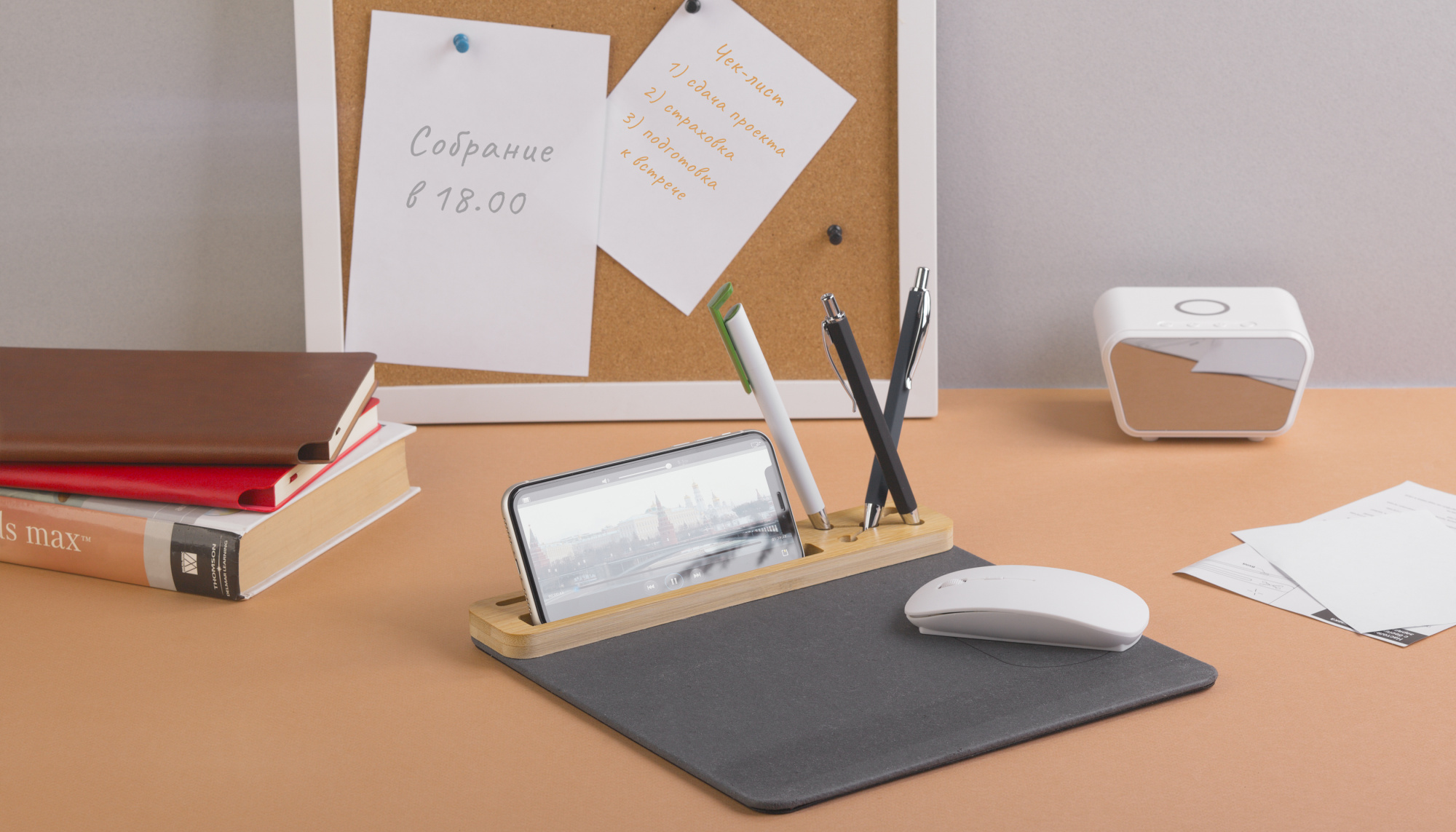 Настольная подставка с беспроводным зарядным устройством, переработанная кожа/бамбук фото на сайте Print Logo.