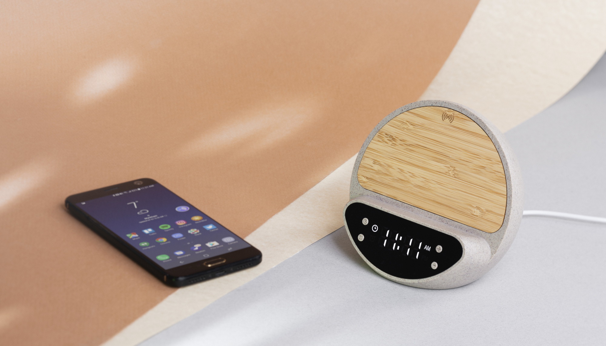 Настольные часы "Smiley" с беспроводным (10W) зарядным устройством и будильником, пшеница/бамбук/пластик фото на сайте Print Logo.