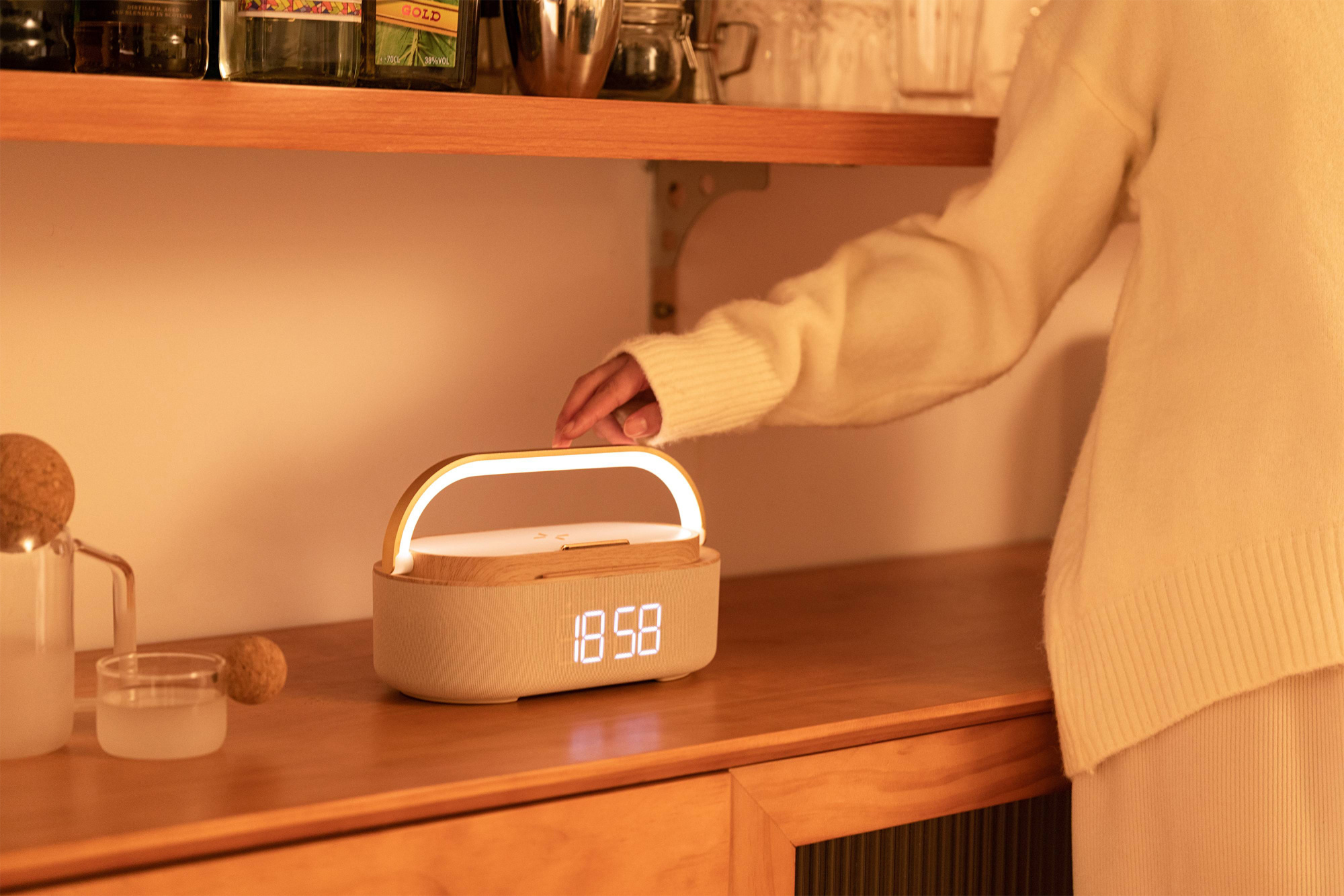 Bluetooth стерео-колонка "Smart Band" 10Вт (2х5Вт) с беспроводным (15W) ЗУ, лампой, часами, FM радио фото на сайте Print Logo.