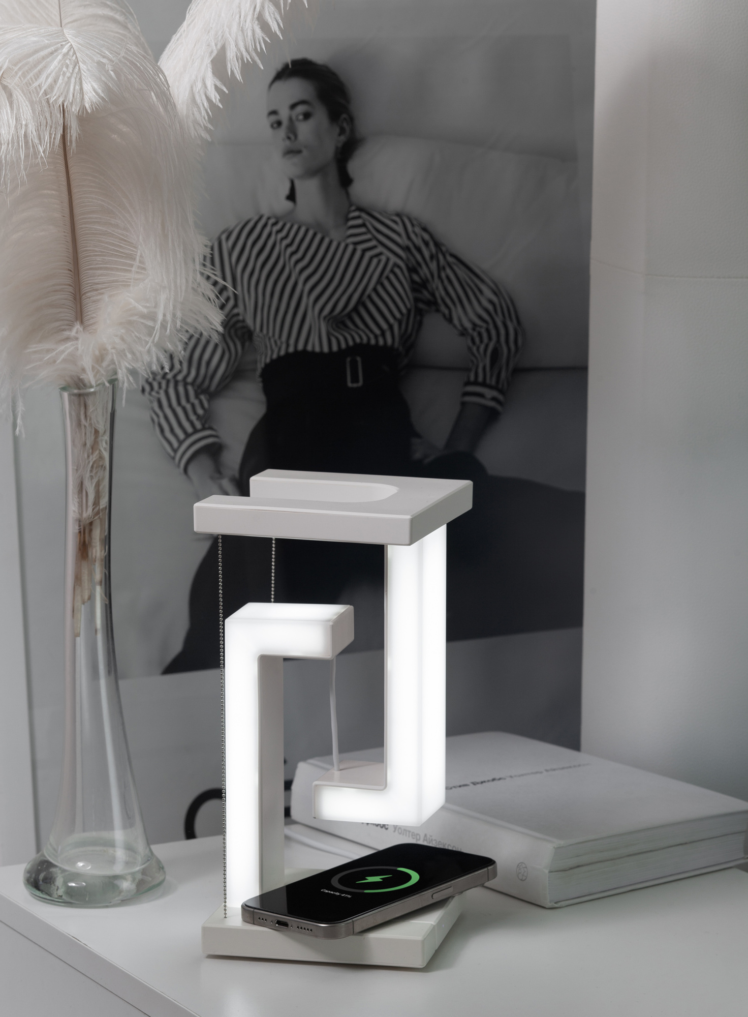 Левитирующая настольная лампа "Twin" с функцией беспроводной зарядки фото на сайте Print Logo.