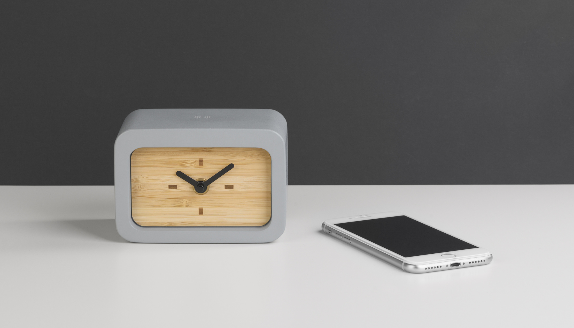 Часы "Stonehenge" с беспроводным зарядным устройством, камень/бамбук фото на сайте Print Logo.