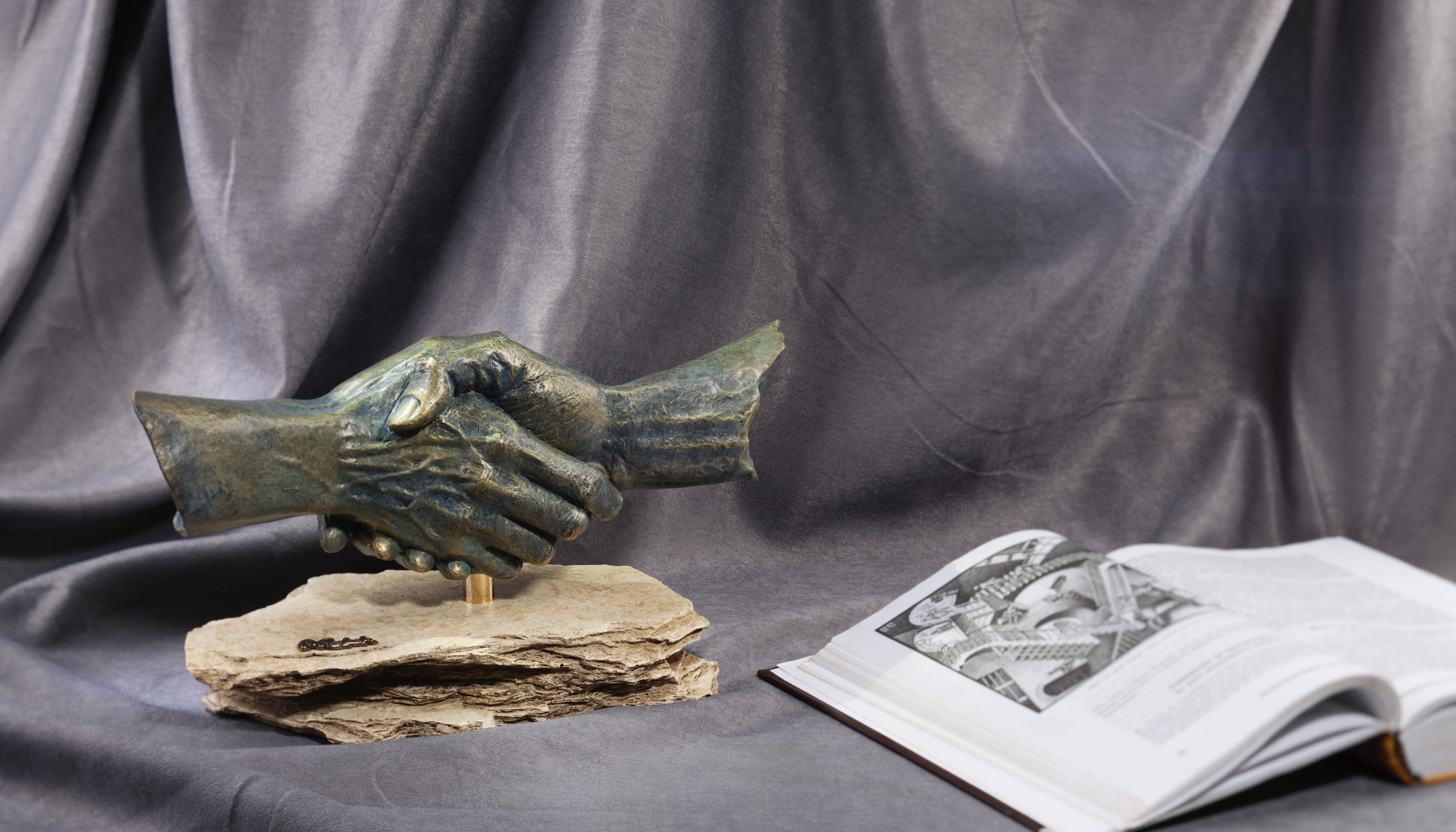 Скульптура "Сотрудничество" — пример нанесения логотипа () | Print Logo