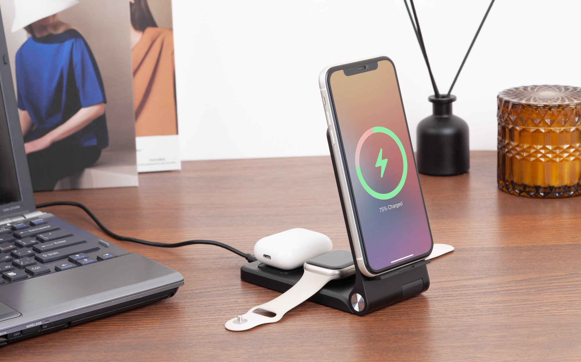 Складная беспроводная (15W) зарядная станция "Clap" с подсветкой логотипа и подставкой для смартфона фото на сайте Print Logo.