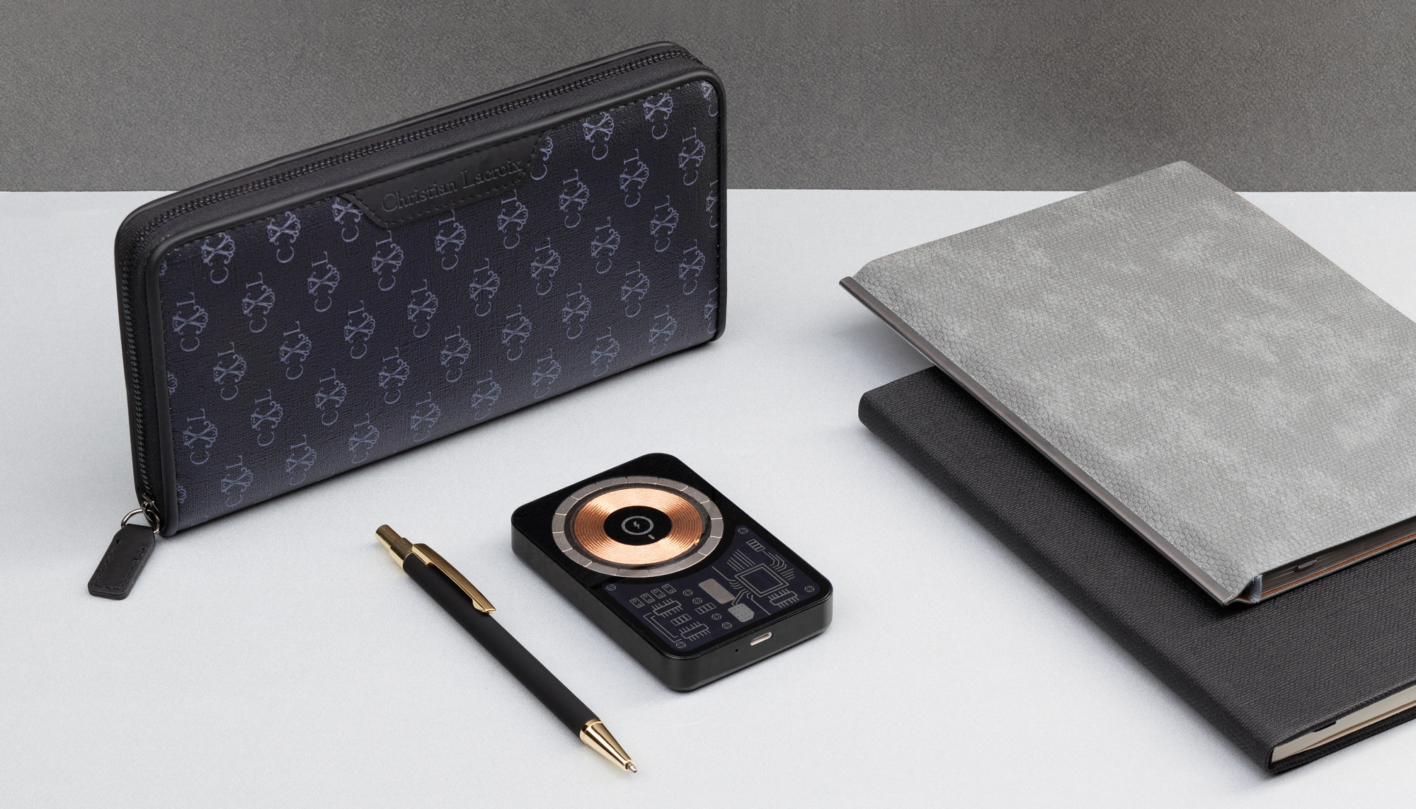 Беспроводное зарядное устройство "Skeleton" 10000 mAh с функцией MagSafe, прозрачный пластик/алюминий фото на сайте Print Logo.